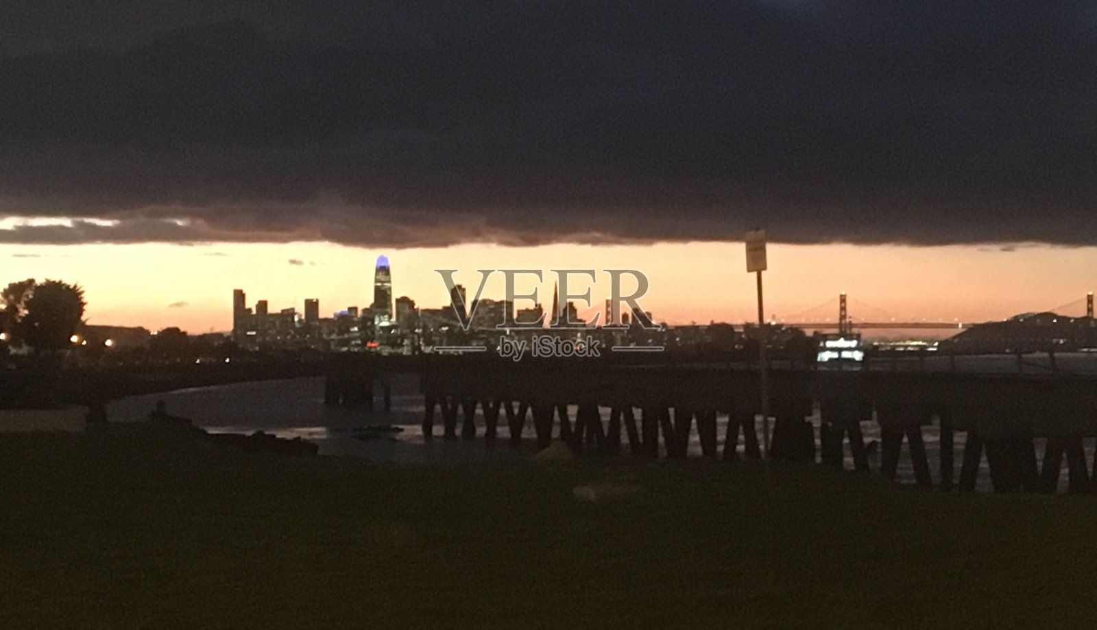 旧金山的黄昏——乌云下的金色天空照片摄影图片