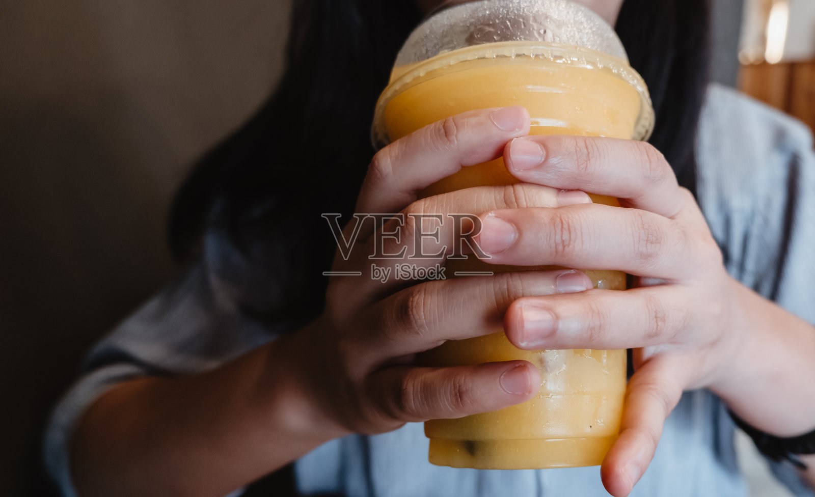 准备好吃芒果冰沙吧。照片摄影图片