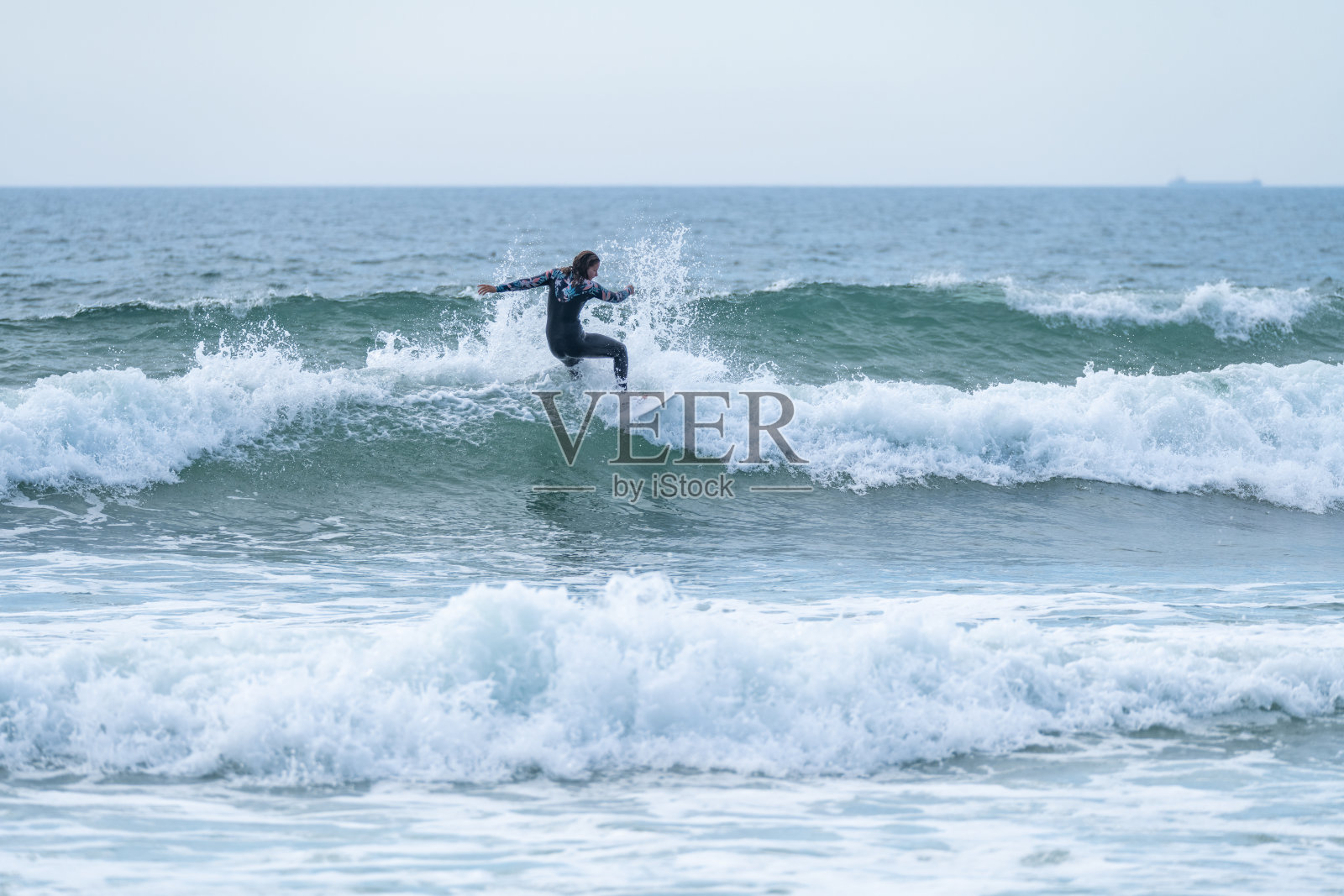 冲浪女孩乘风破浪照片摄影图片