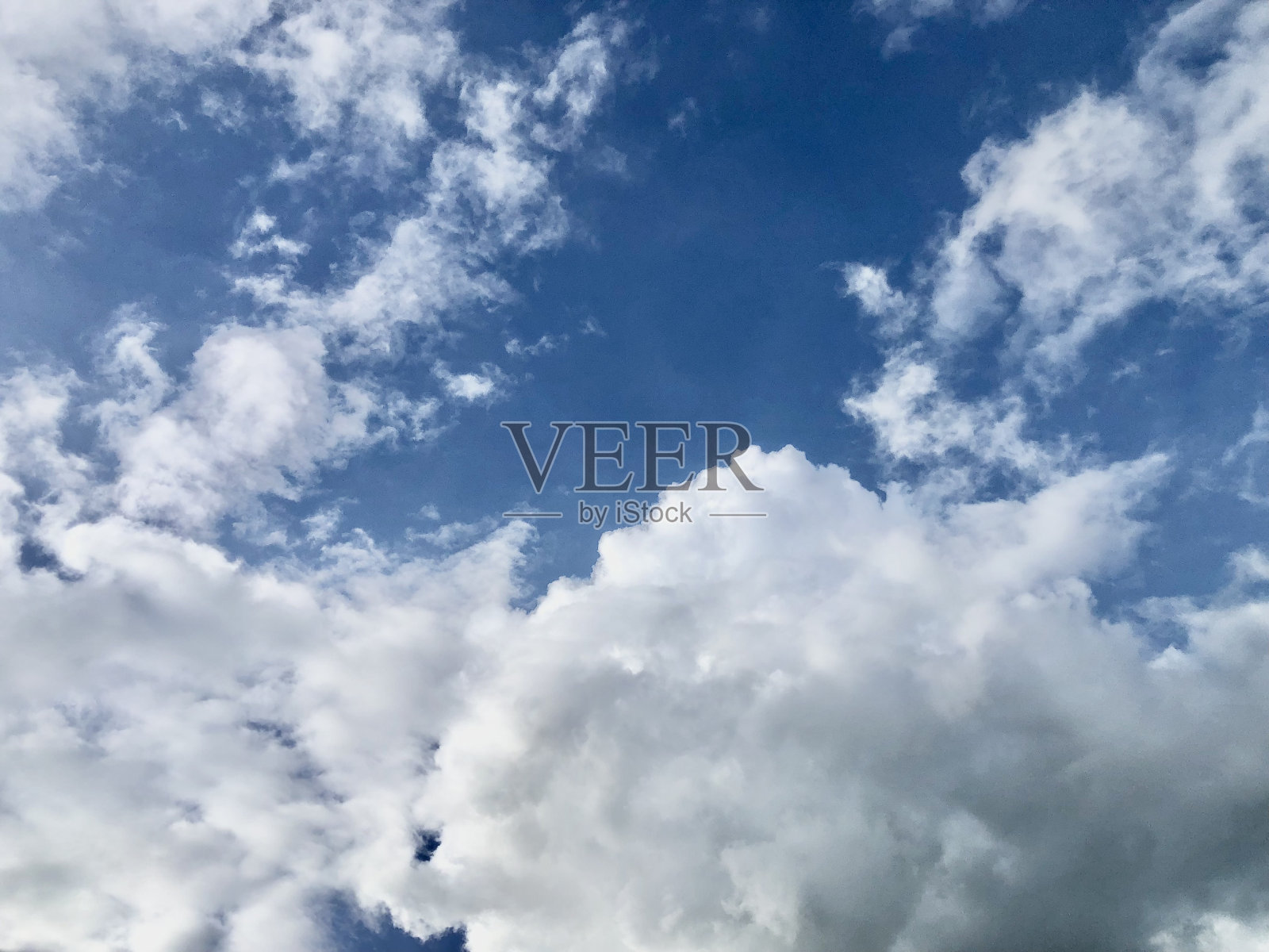 蓝色的天空与白色的浮云纹理背景壁纸背景旗帜照片摄影图片