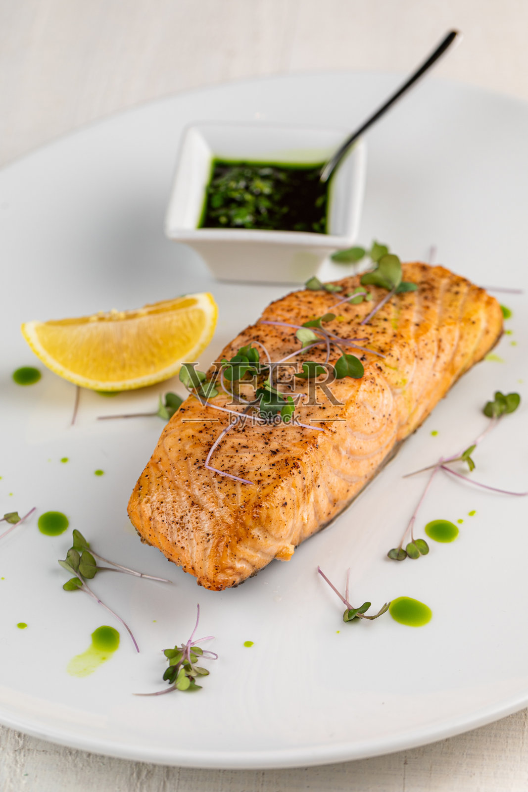 配以生菜、卷心菜、罗勒和番茄。时令蔬菜和香草照片摄影图片