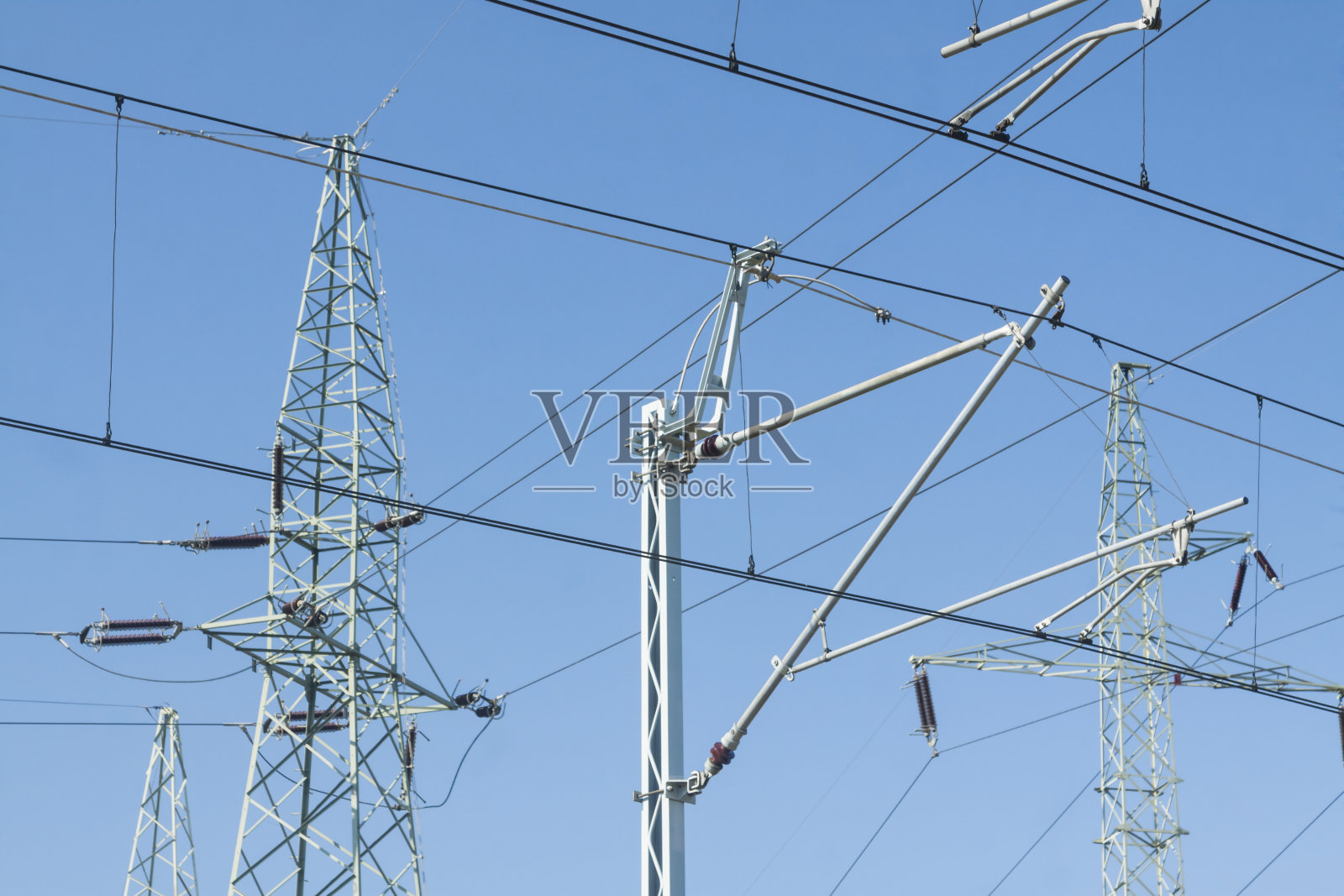 铁路接触网与输电线路塔照片摄影图片