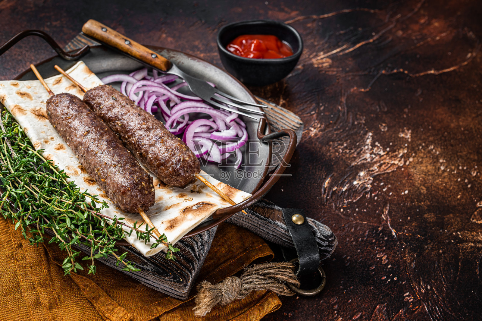 土耳其阿达纳烤肉串,配有薄饼和洋葱照片摄影图片