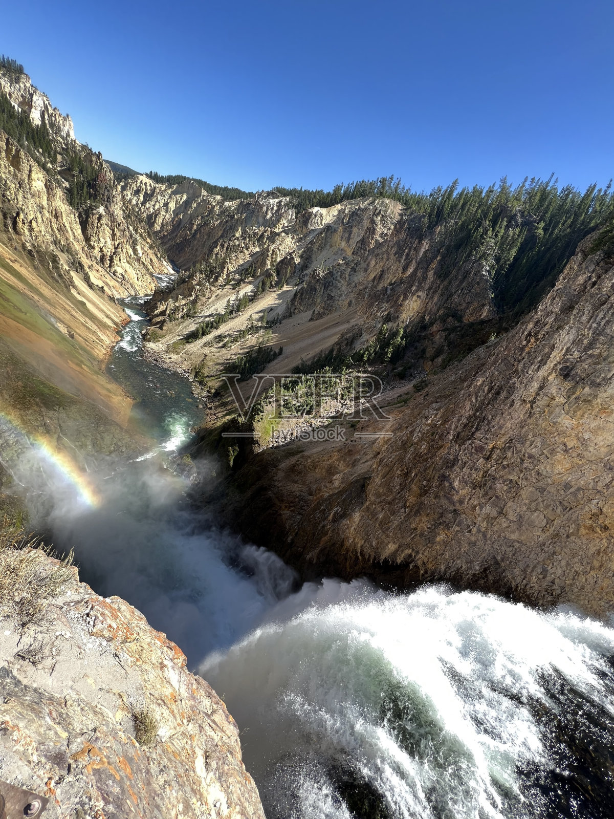 黄石国家公园一个不可思议的瀑布的顶部照片摄影图片