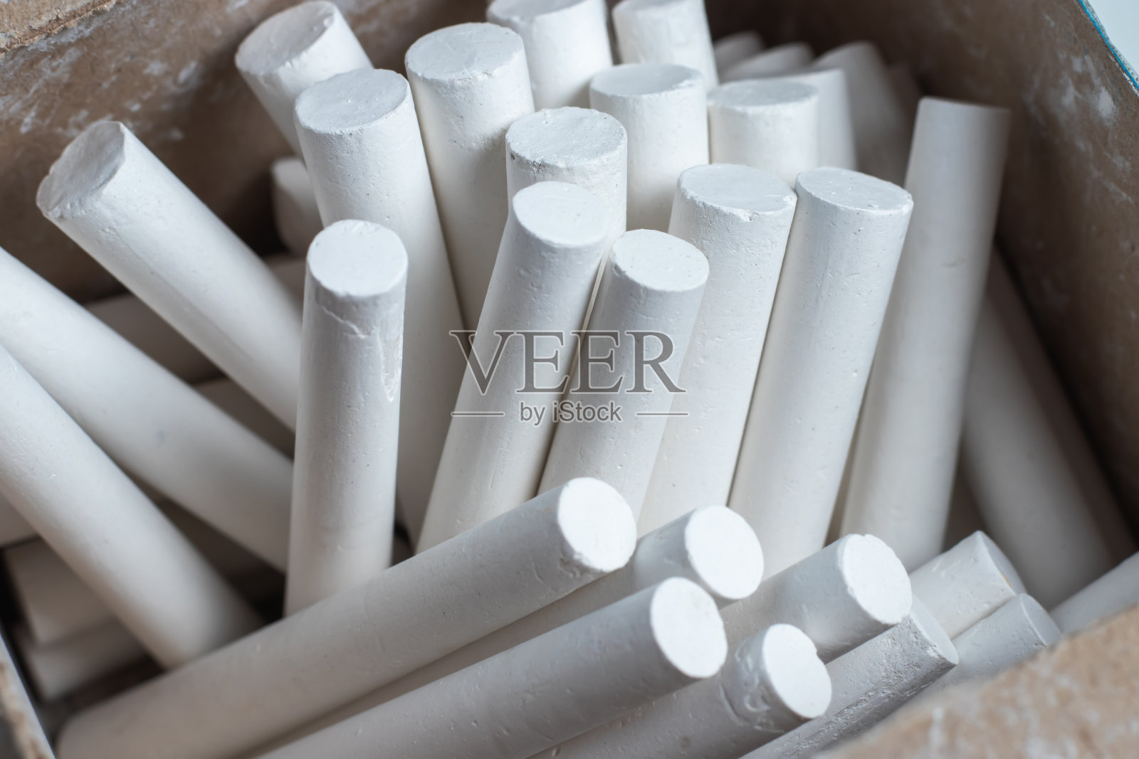 一组白色粉笔在盒子的特写照片摄影图片