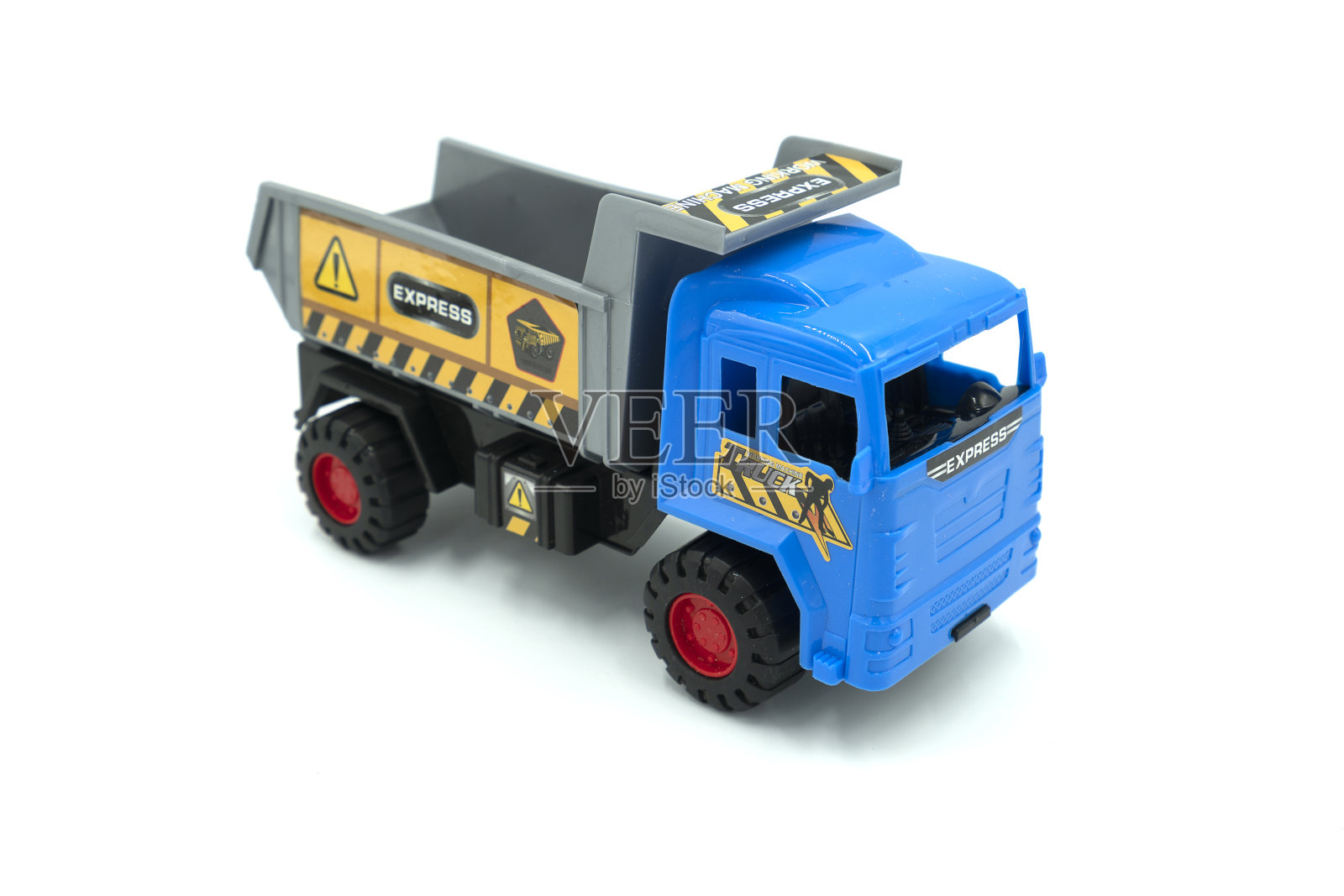 白色上孤立的玩具自卸车模型。照片摄影图片