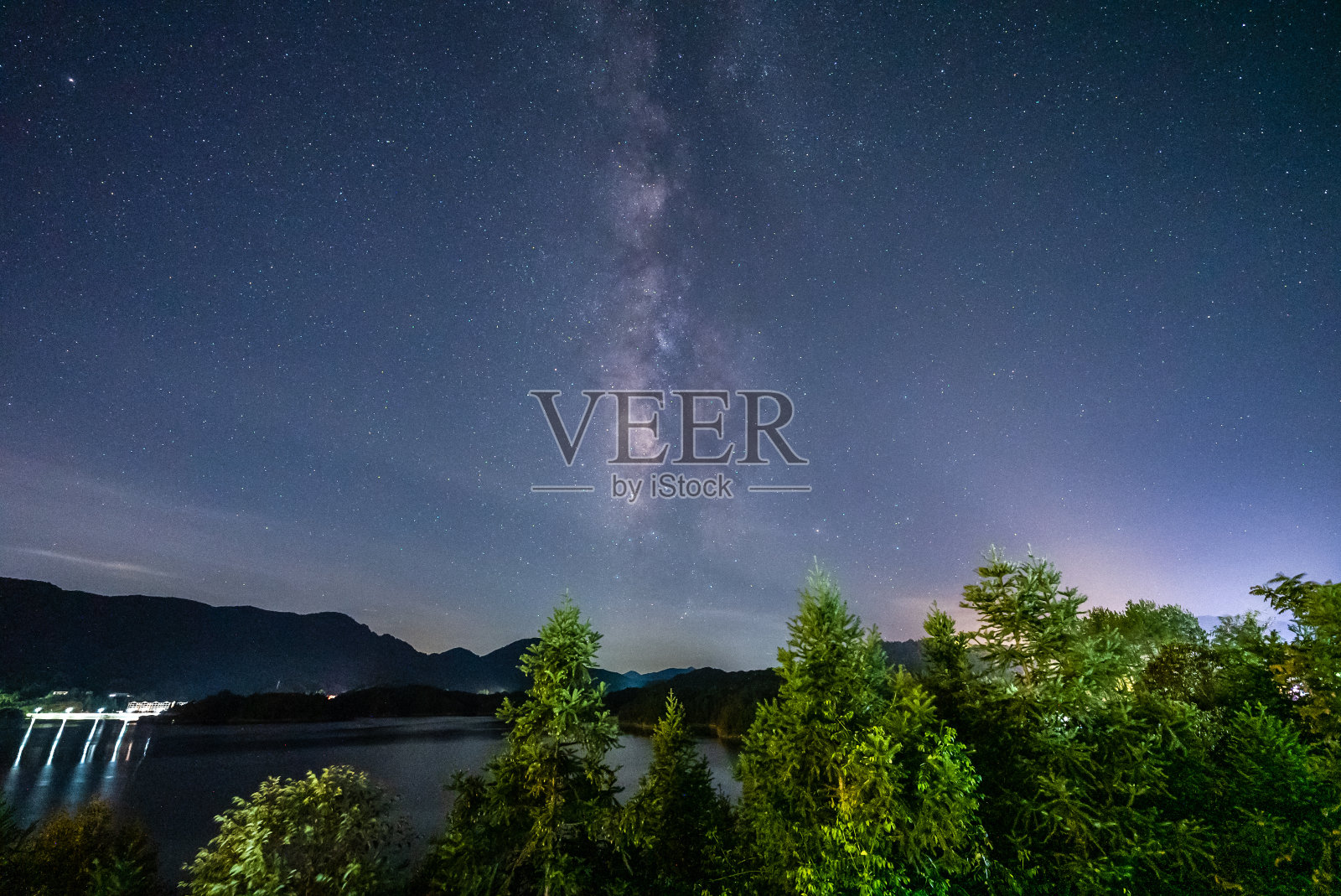 夜空下的银河照片摄影图片