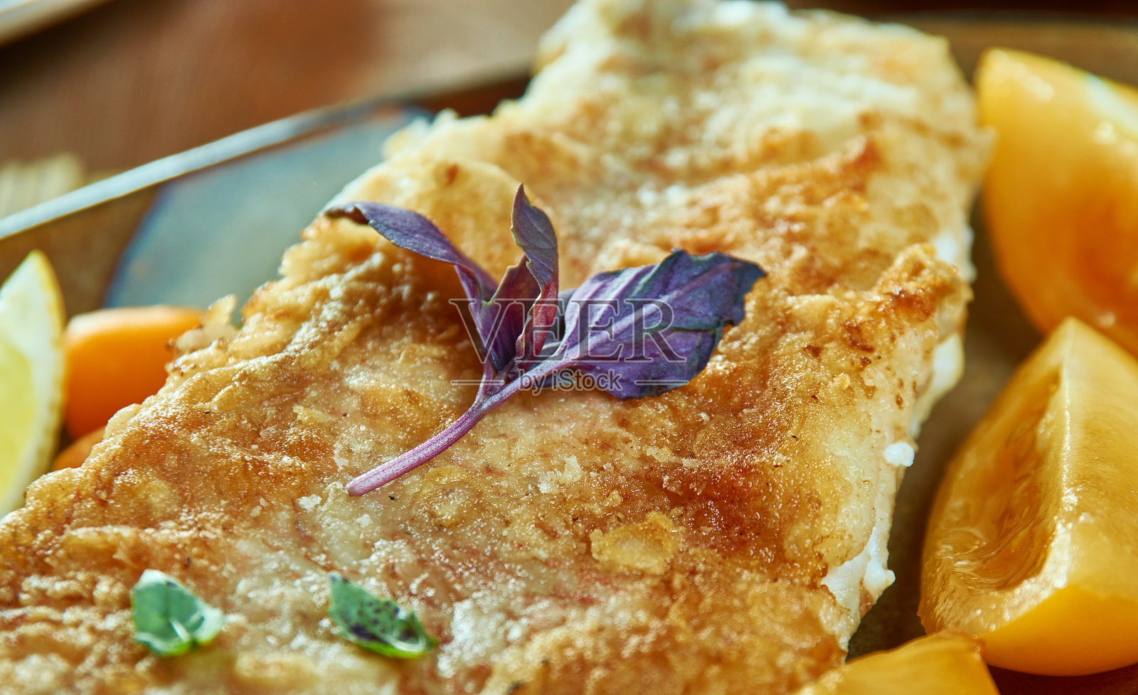 鲷鱼配澳洲香蒜沙司照片摄影图片