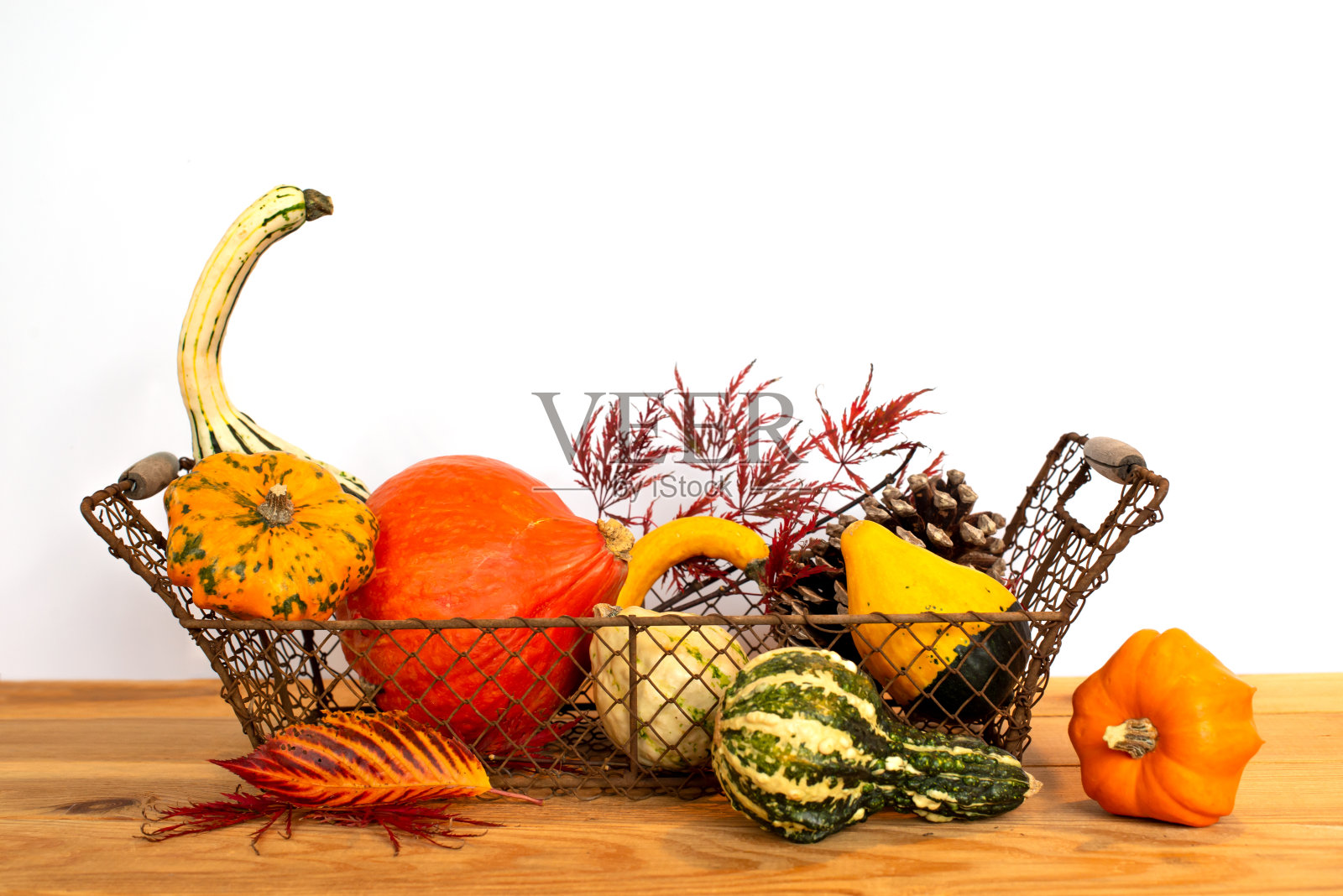 在白色背景与复制空间的葫芦篮子。秋季和万圣节静物装饰照片摄影图片
