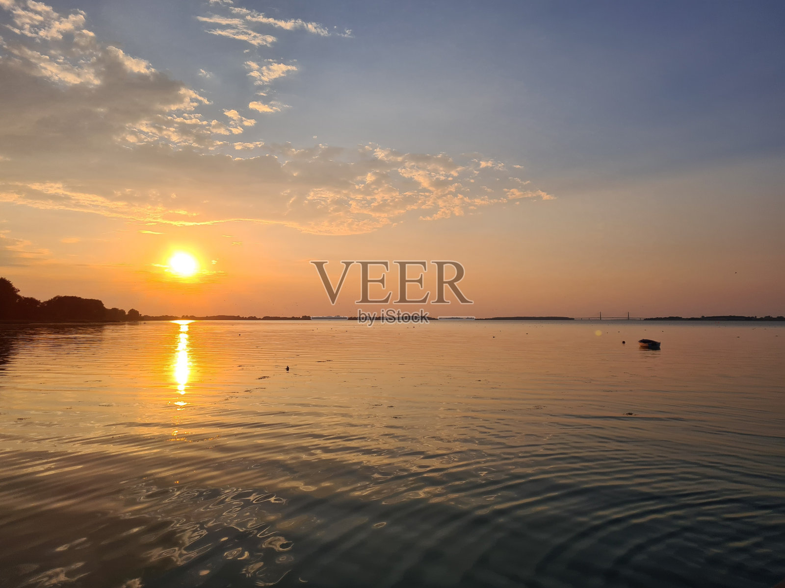 夕阳下的法罗-法斯特桥照片摄影图片