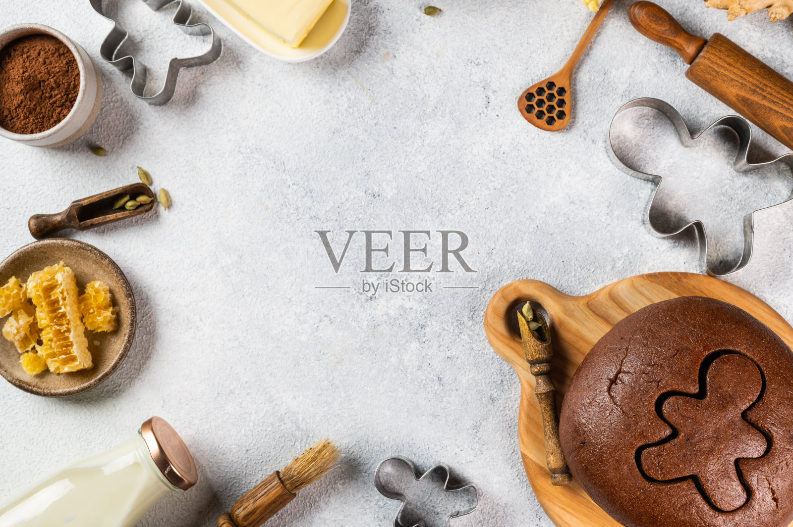 圣诞节烘焙背景。在灯光背景下烘焙的圣诞烹饪材料。带有复制空间的俯视图。姜饼曲奇。烘焙姜饼。生面团做饼干照片摄影图片