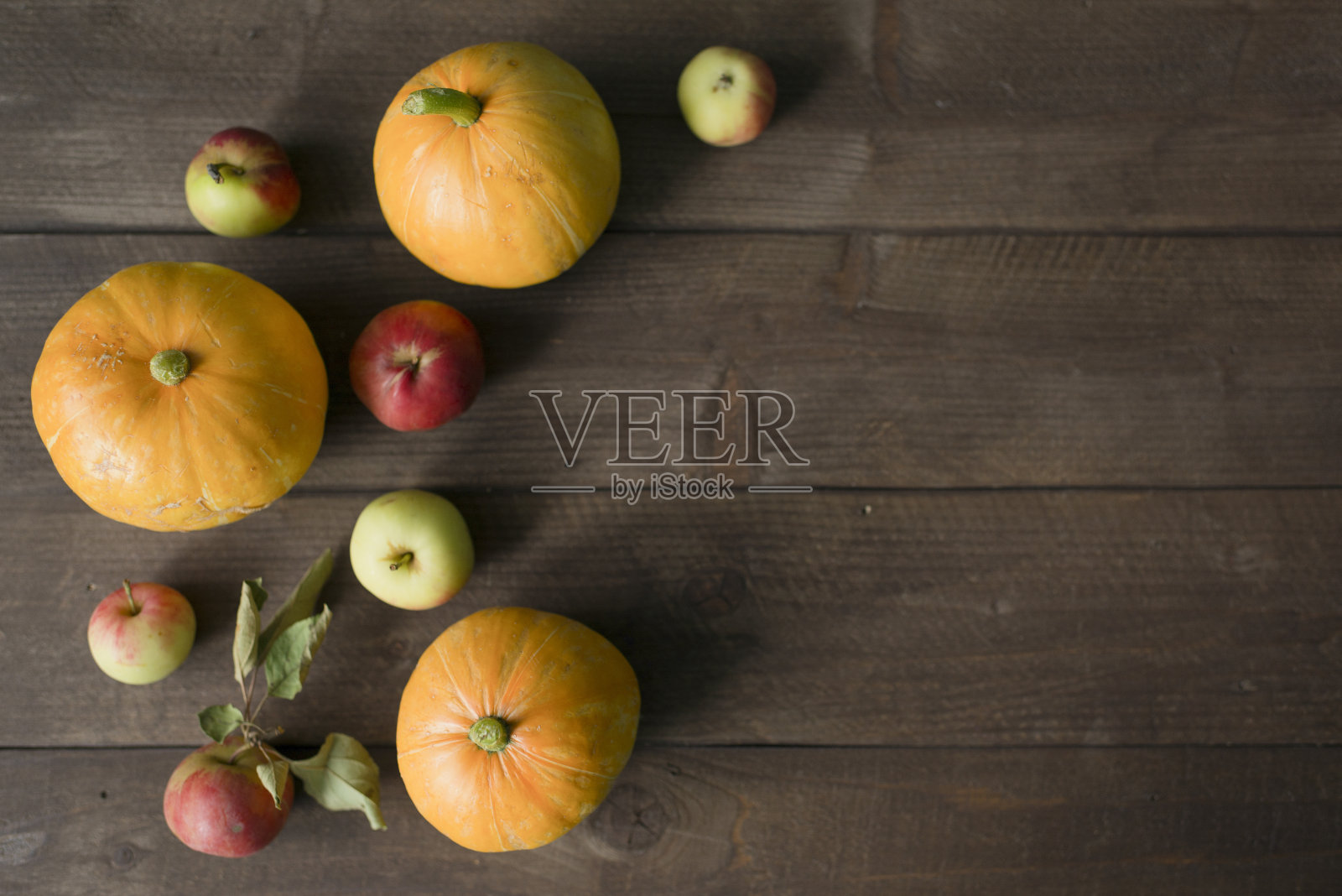 木制背景上的南瓜和苹果照片摄影图片