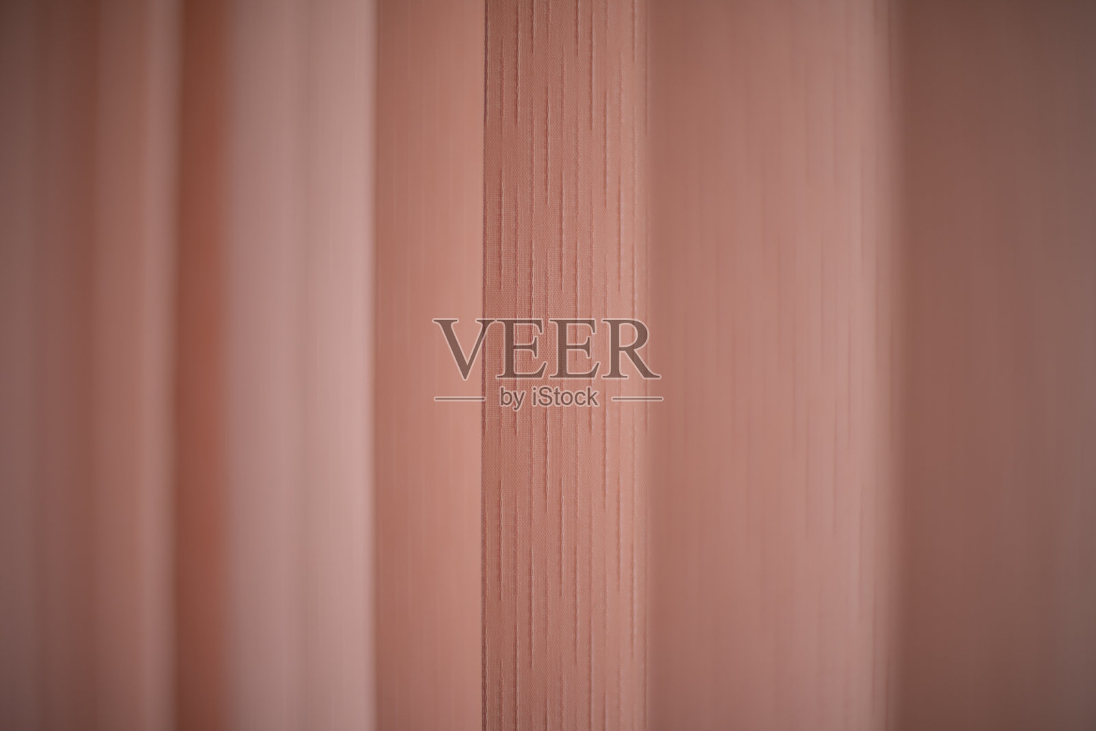 纹理粉红色的窗帘。窗帘在窗户。从光保护。照片摄影图片