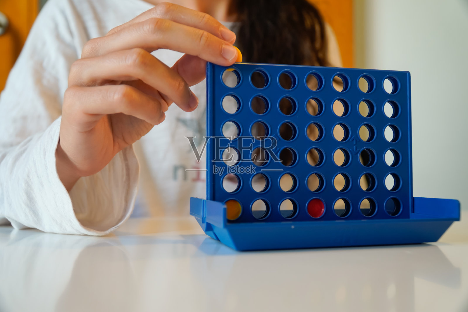 休闲和乐趣的自由时间。玩棋盘游戏的人。照片摄影图片