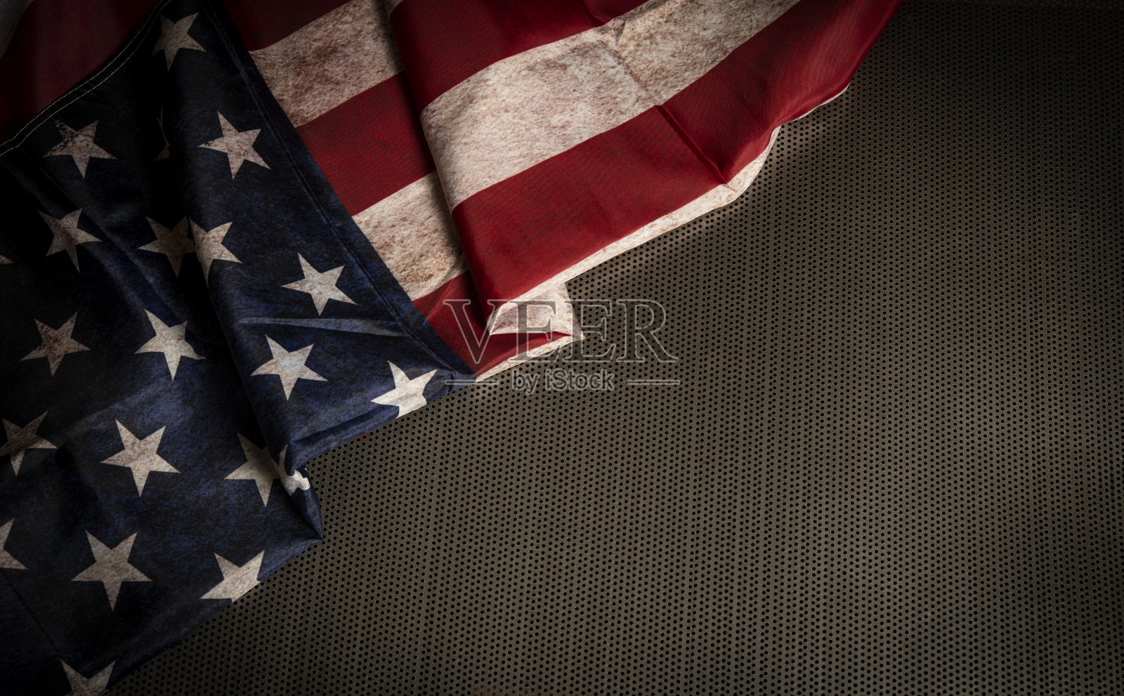 钢铁背景上的乡村复古风格的美国国旗。退伍军人的概念照片摄影图片
