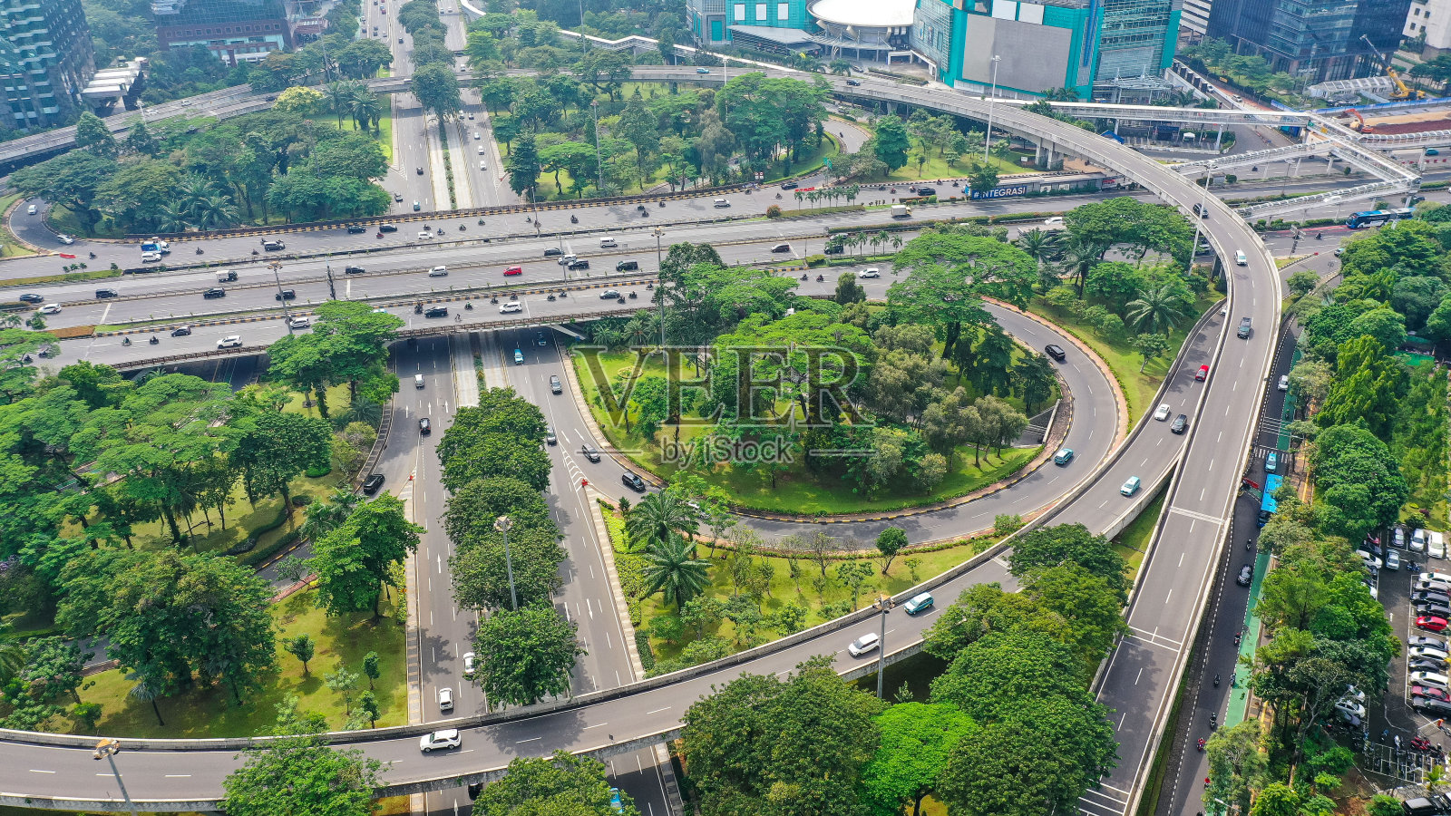 苏迪曼高速公路上的Semanggi立交鸟瞰图,交通堵塞照片摄影图片