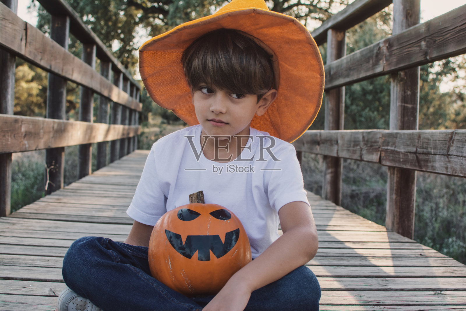 万圣节戴猫头鹰帽的孩子。照片摄影图片