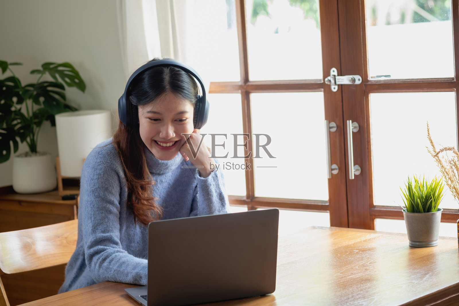 放松,减压,假日,快乐,亚洲女性在家里放松,从智能手机和笔记本电脑上愉快地听音乐。照片摄影图片