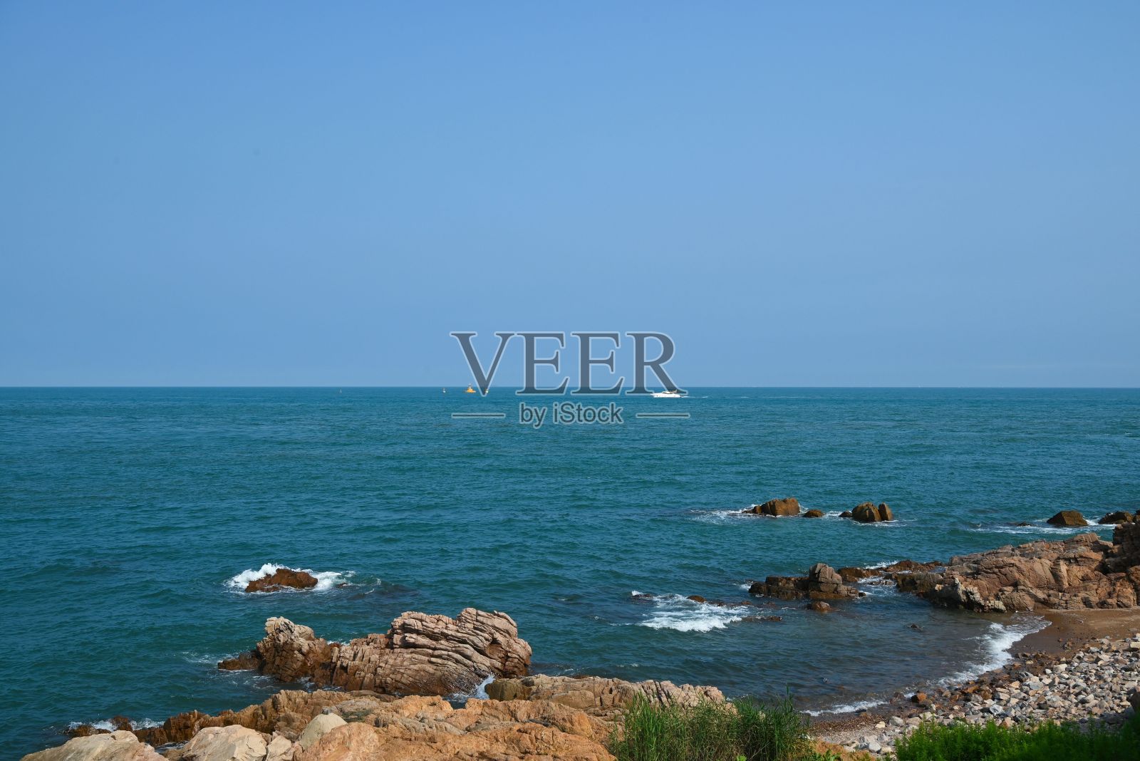 在农村地区,阳光明媚的天气下,岩石海岸和蓝色海洋的风景照片摄影图片