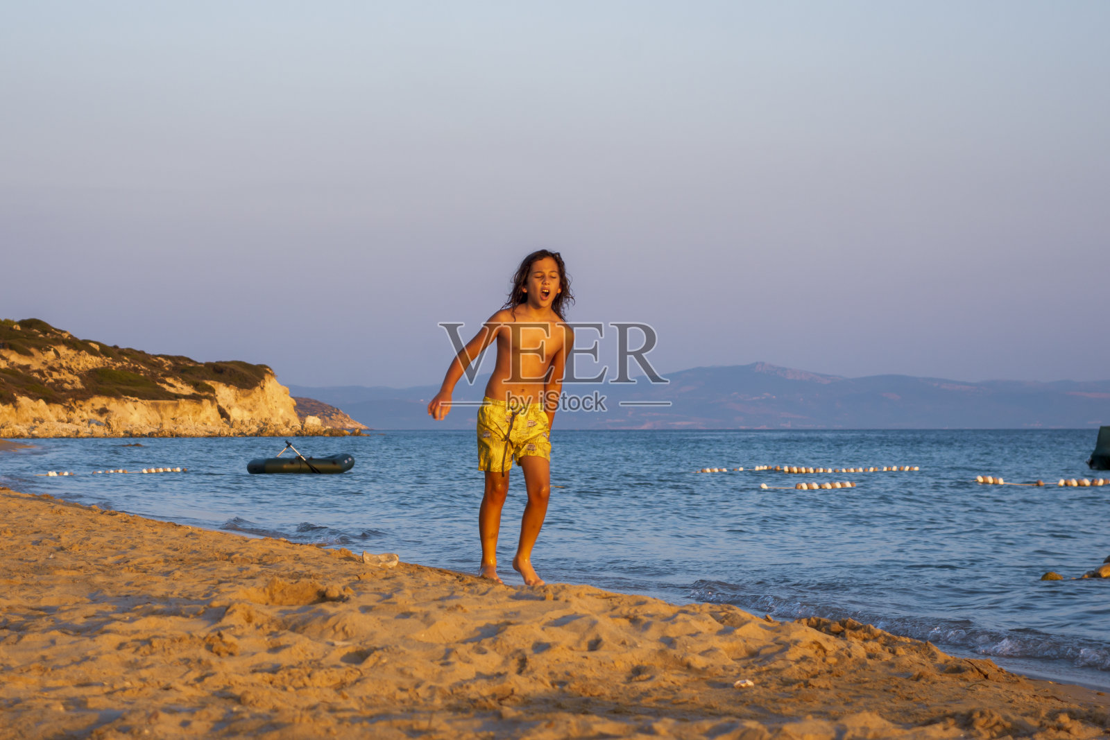 男孩在沙滩上玩耍照片摄影图片