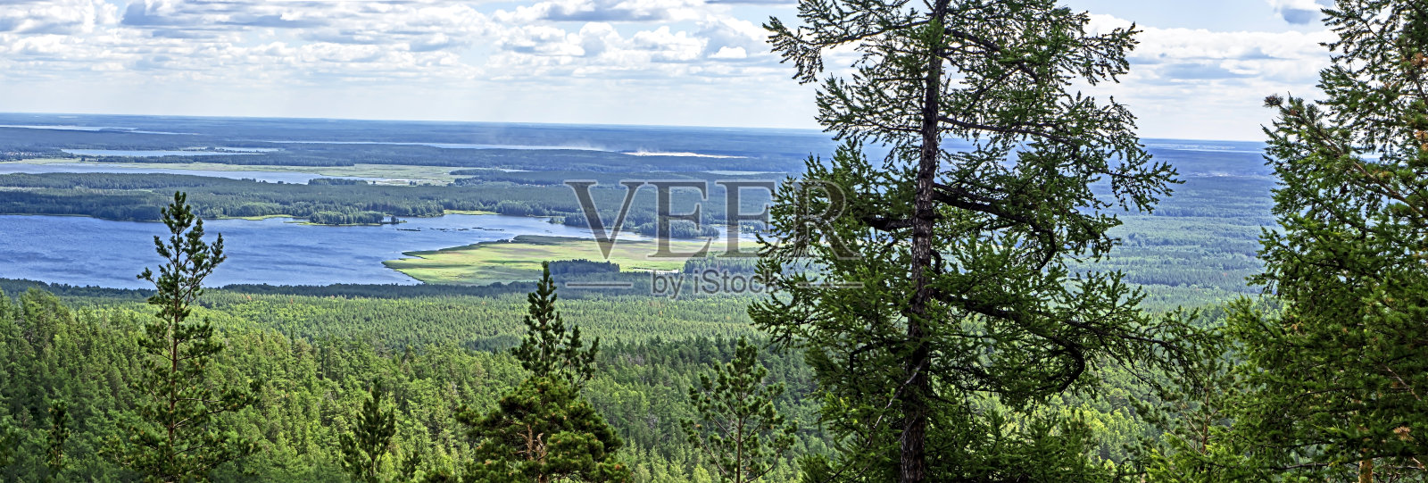 林木繁茂的乌拉尔山脉的美丽景色照片摄影图片