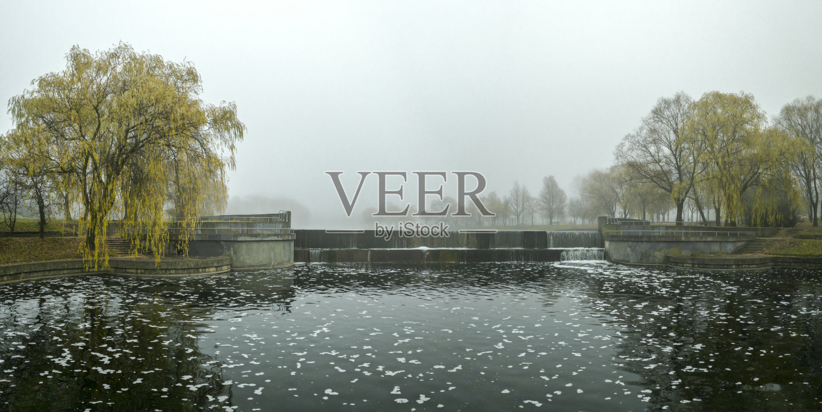 秋天公园的瀑布。有雾的全景图像。照片摄影图片