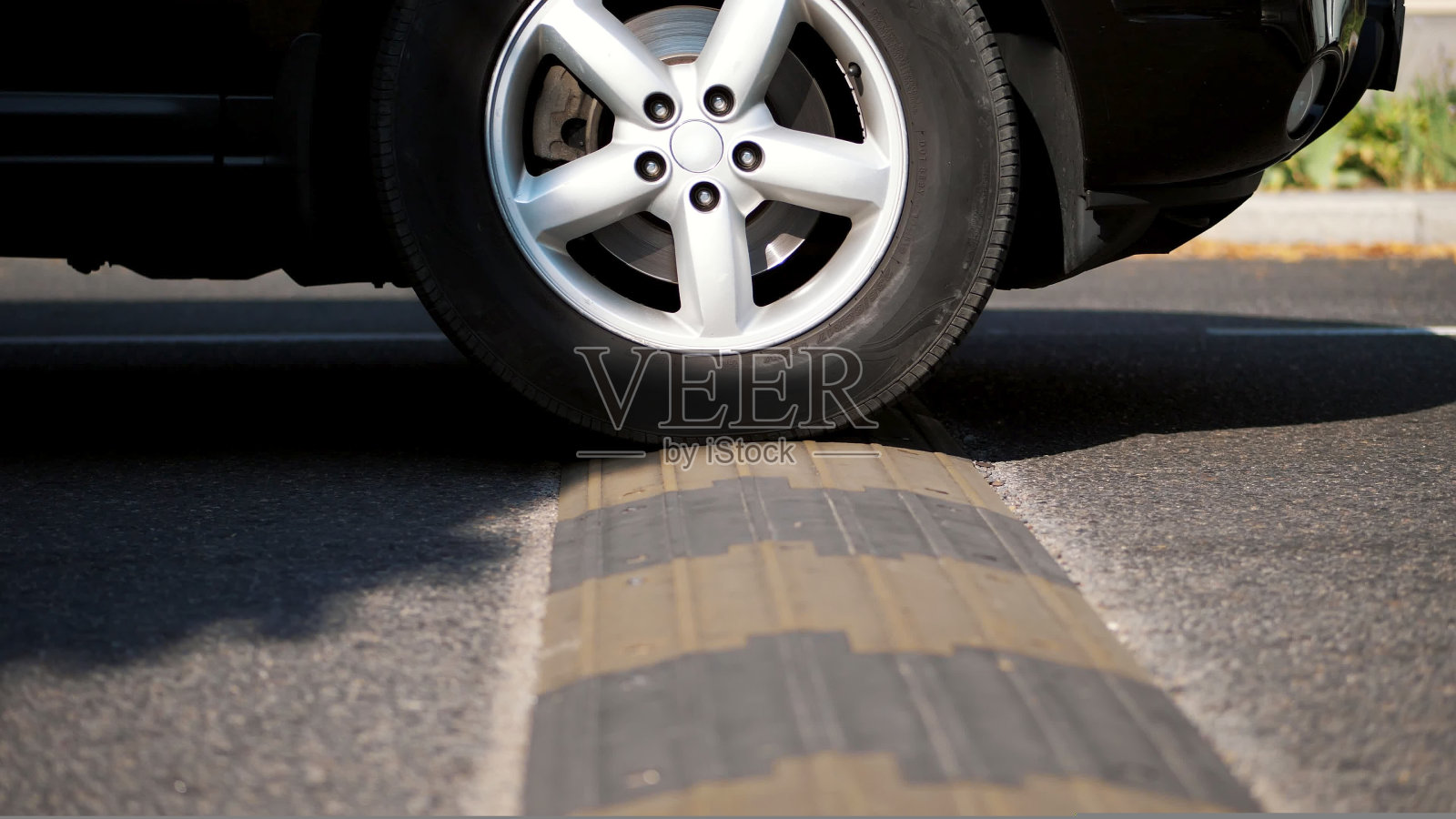 道路减速带交通安全特写照片摄影图片