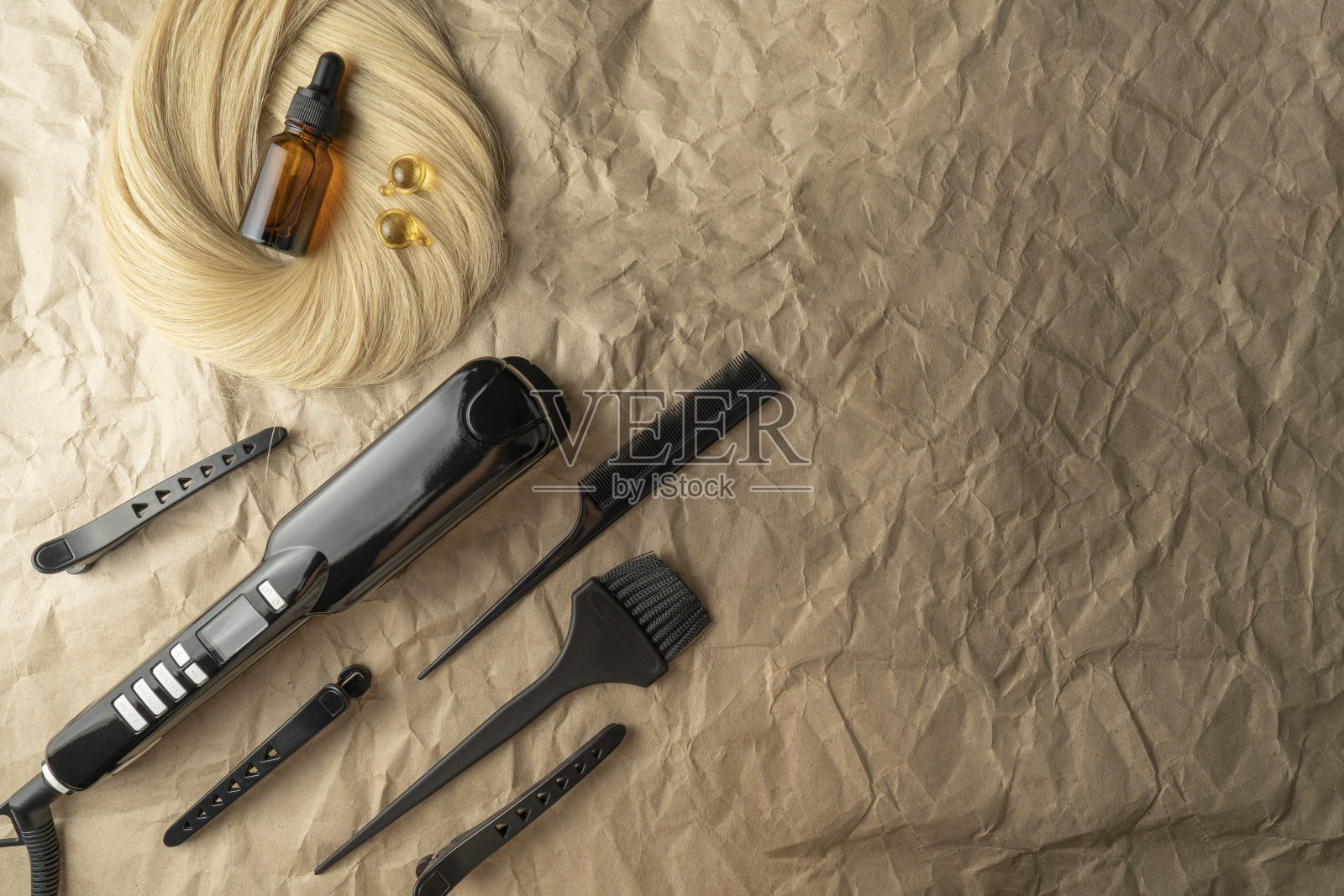 沙龙头发护理程序的仪器躺在一张棕色的牛皮纸上照片摄影图片