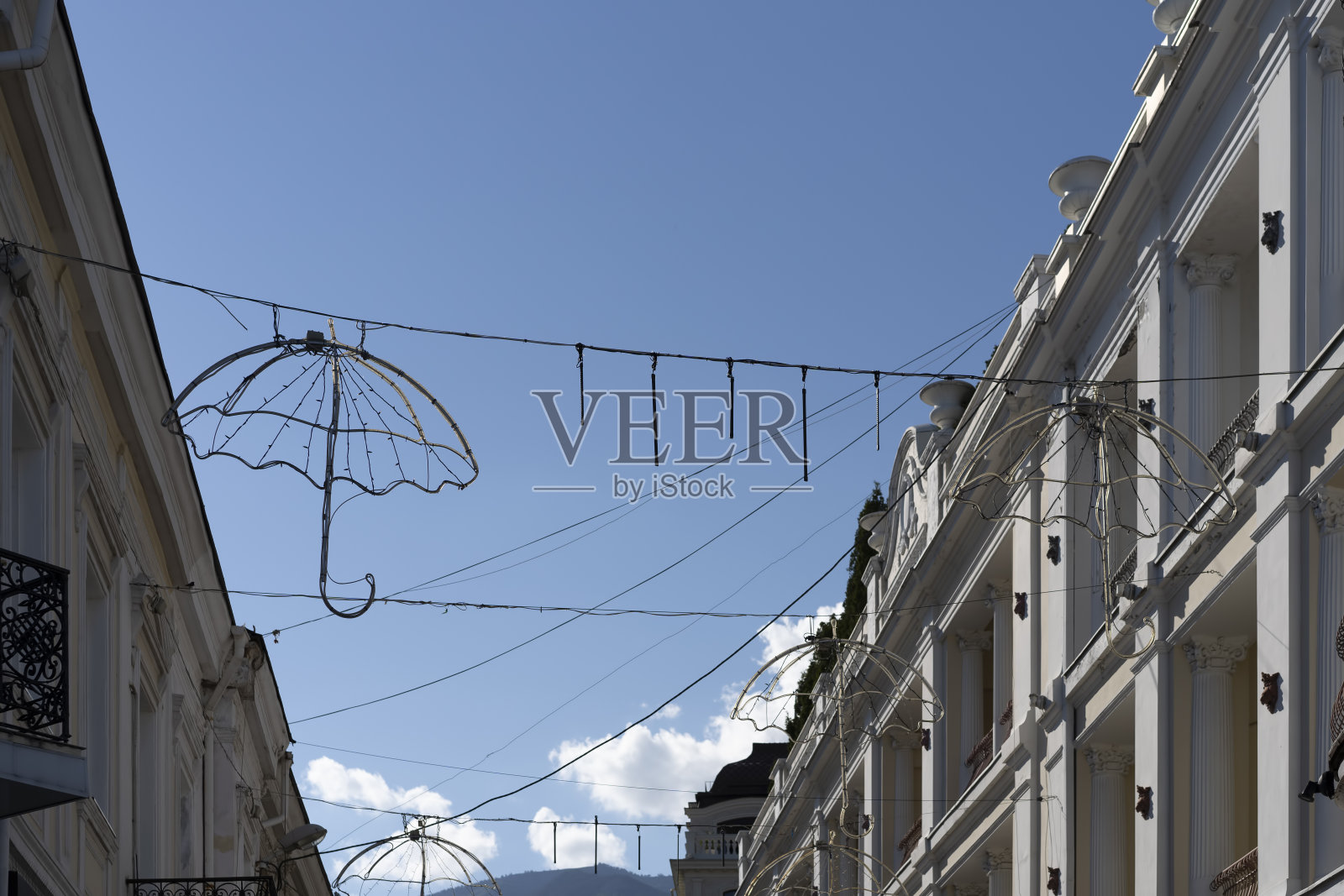 白天城市的照明。雅尔塔照片摄影图片