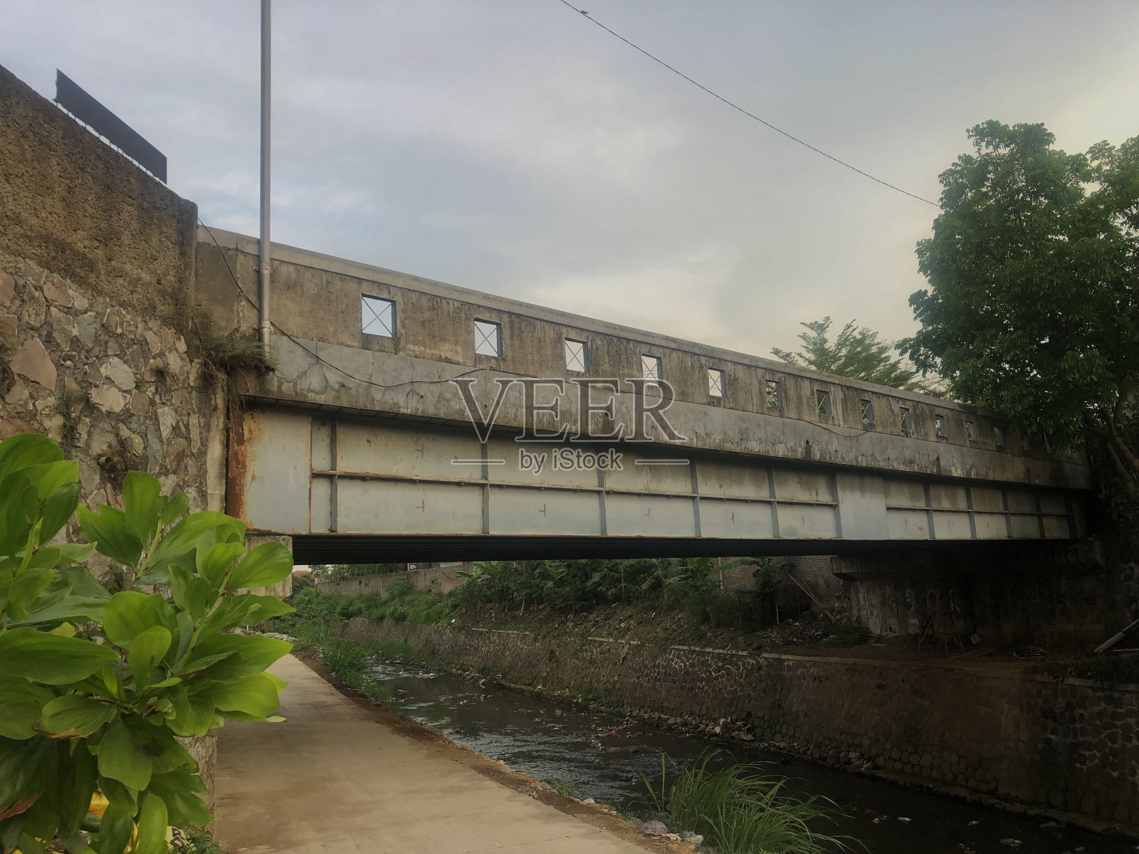 从人行道上看桥的景色照片摄影图片