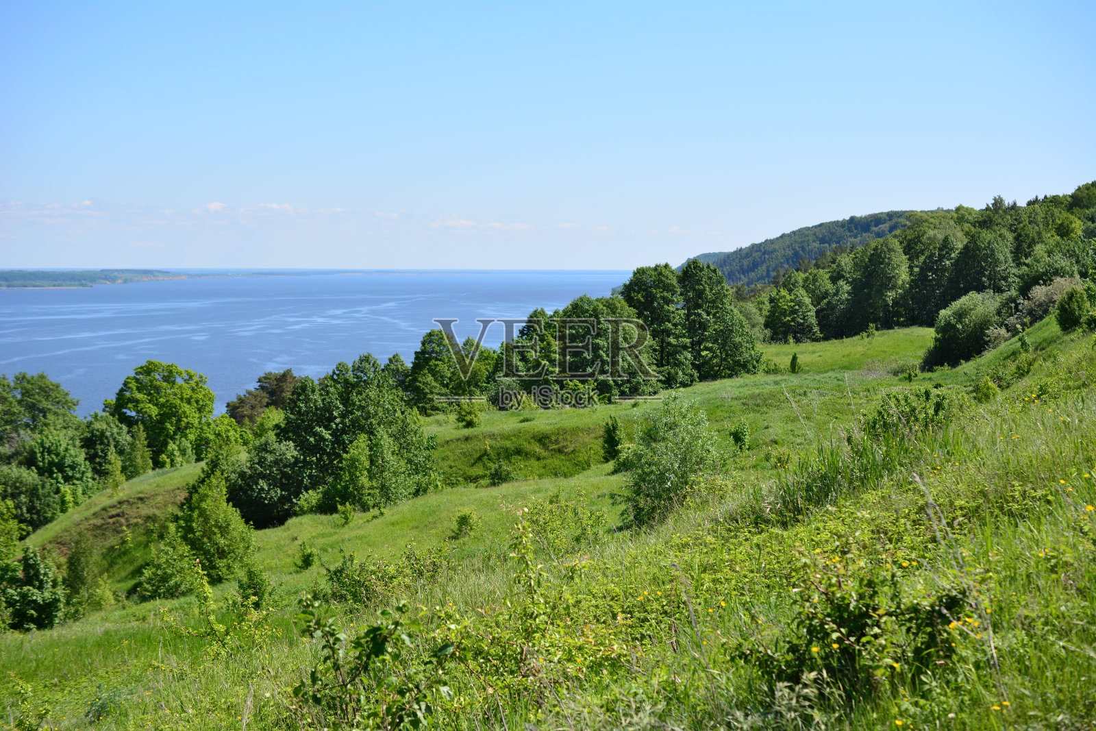 连绵起伏的山丘,绿草如茵,碧水如水照片摄影图片