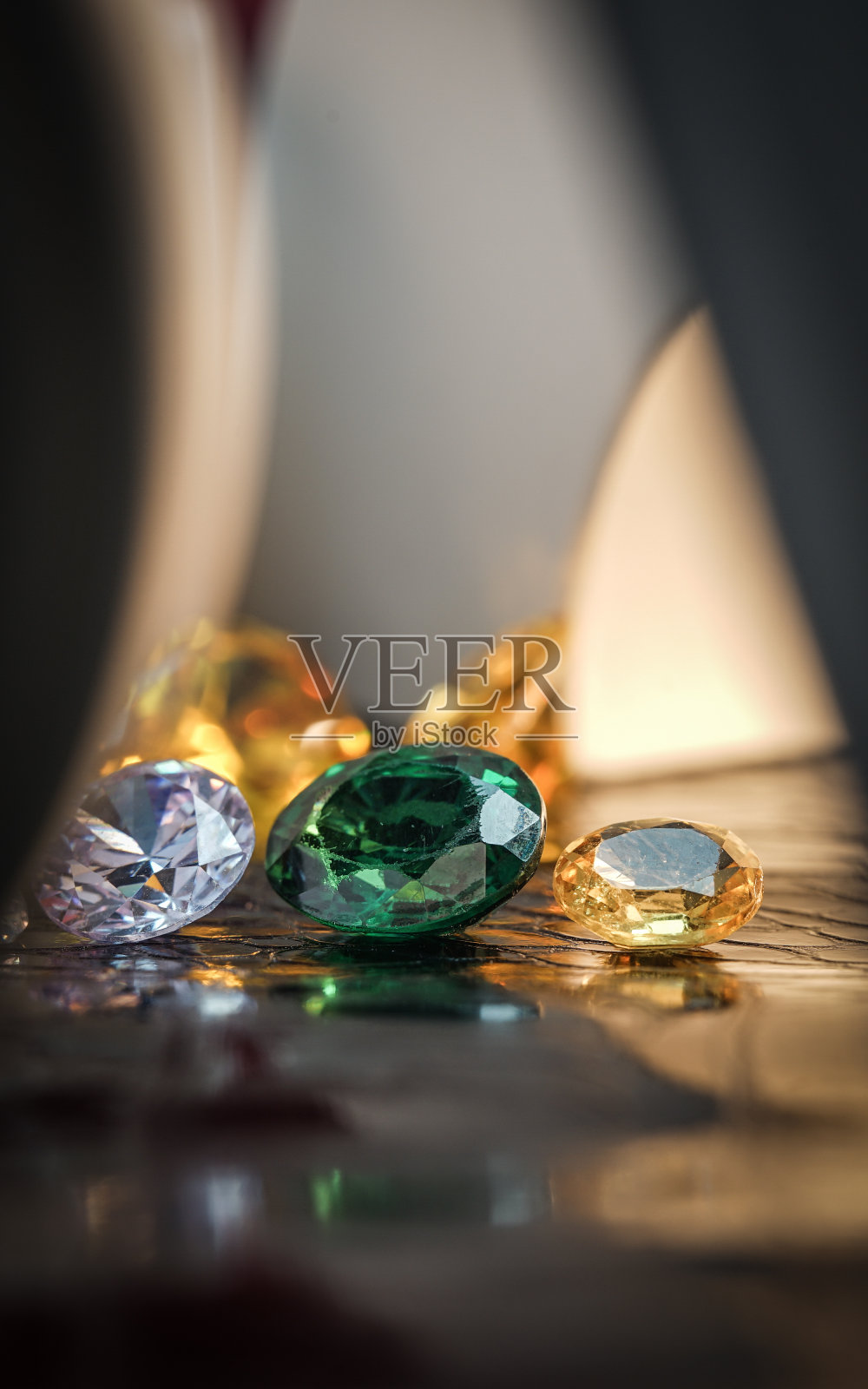 天然蓝宝石宝石,宝石或宝石上黑色闪亮的颜色,收集许多不同的天然宝石紫水晶,照片摄影图片