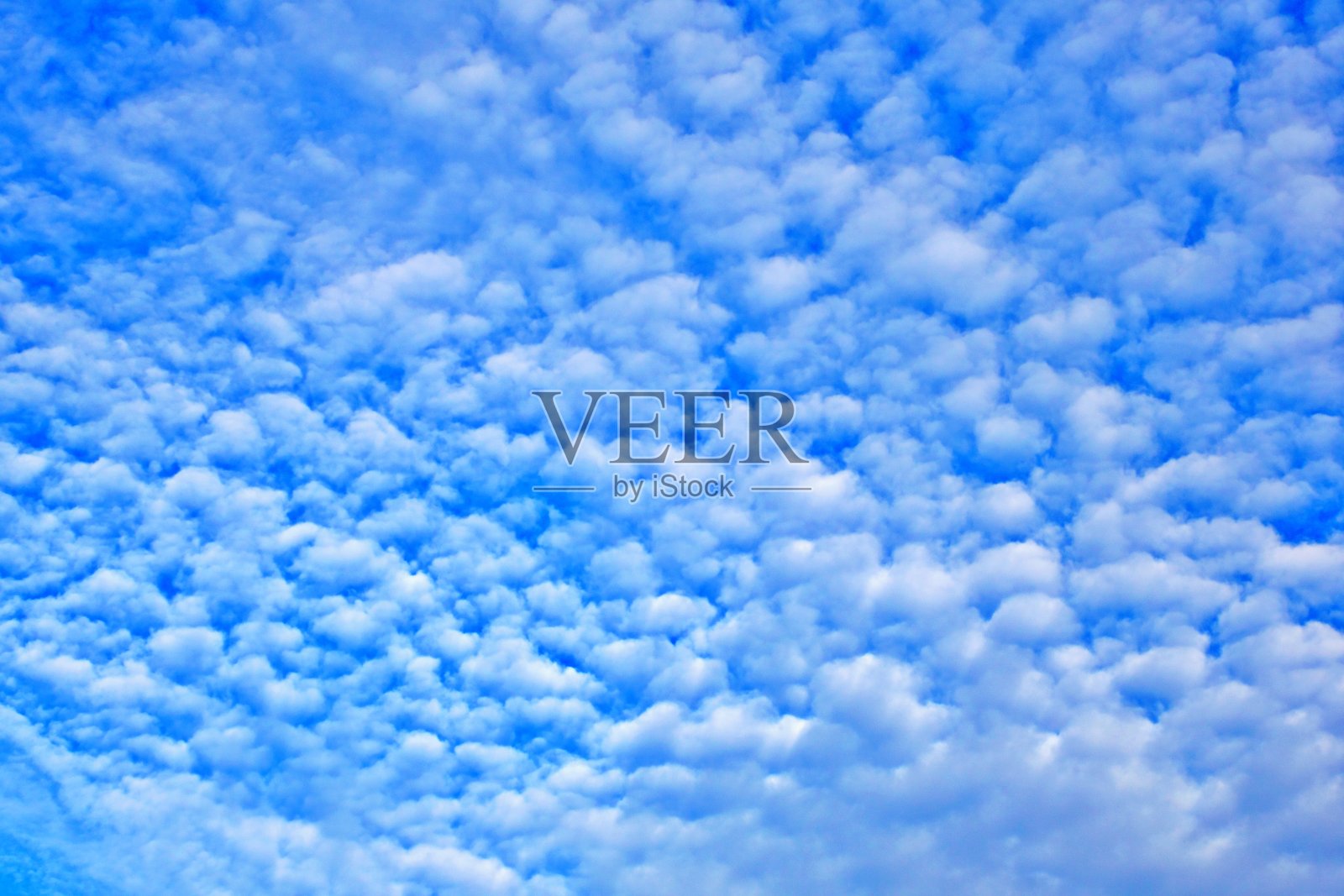 蓝天云层的低角度视图照片摄影图片