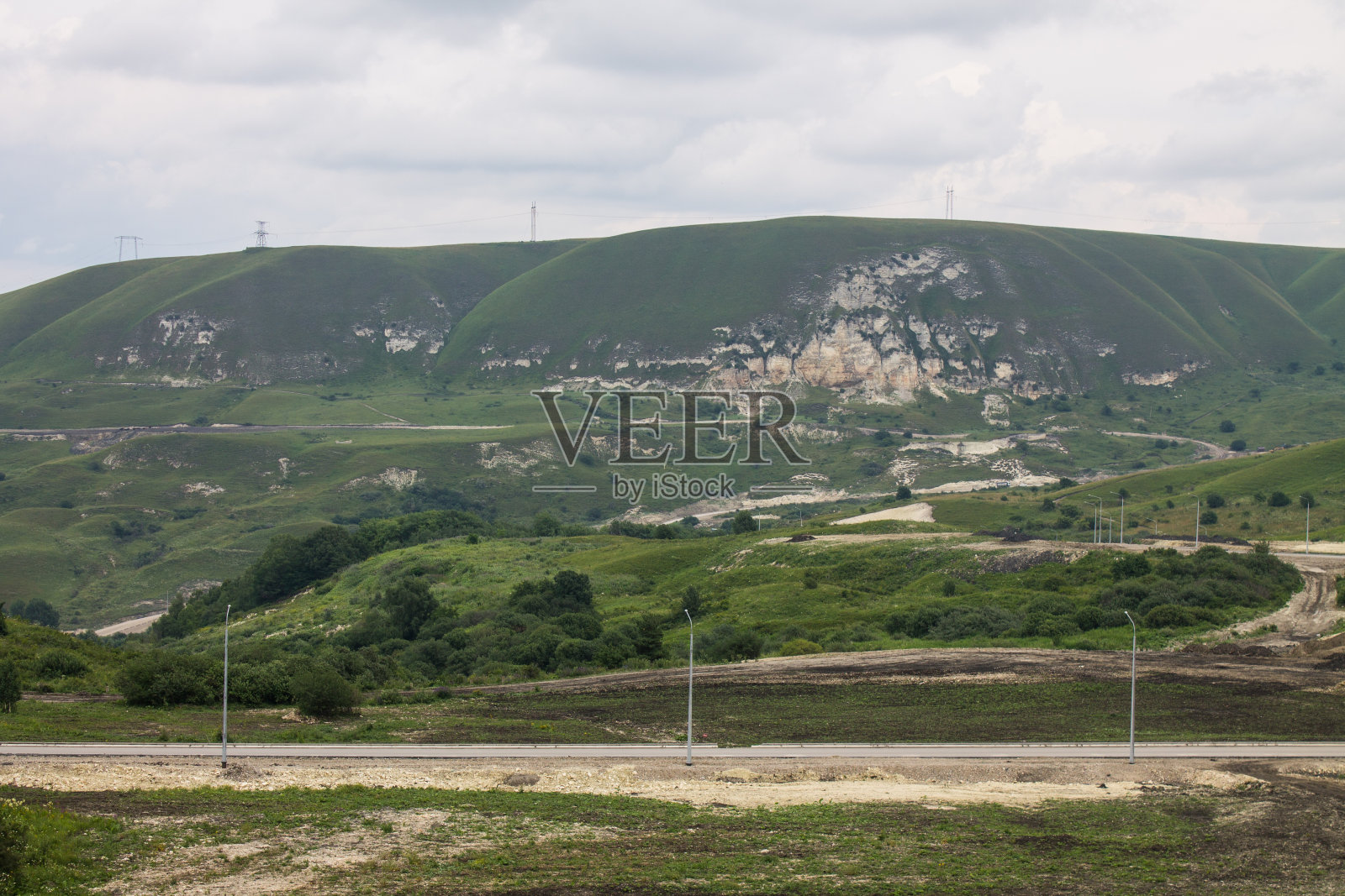 路和一辆驾驶的汽车在青山之间的山照片摄影图片