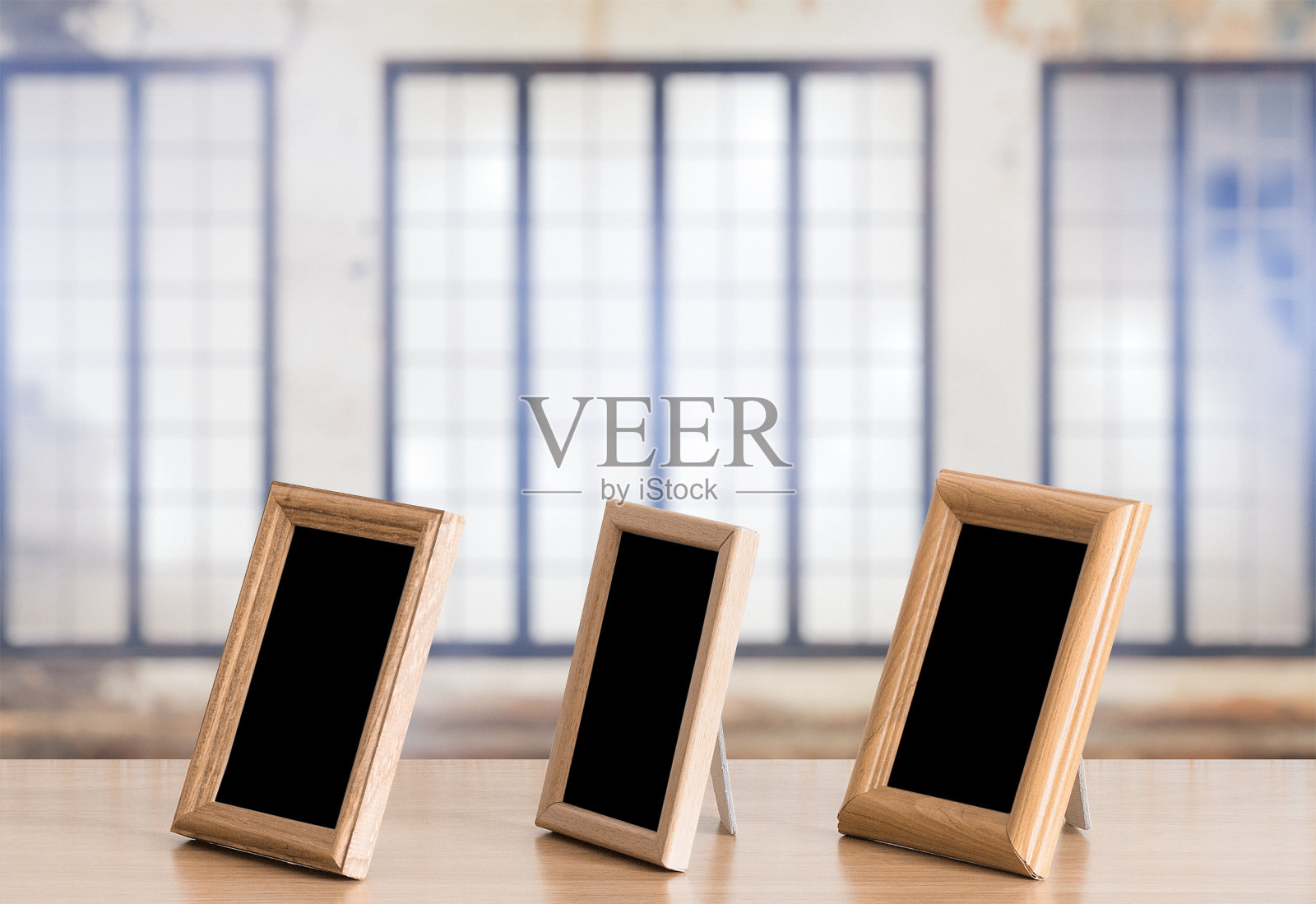 木桌上的相框照片摄影图片