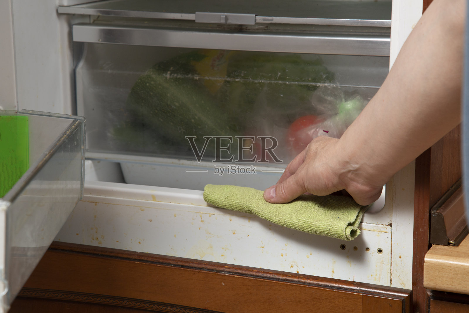 清洗和清洁冰箱。照片摄影图片