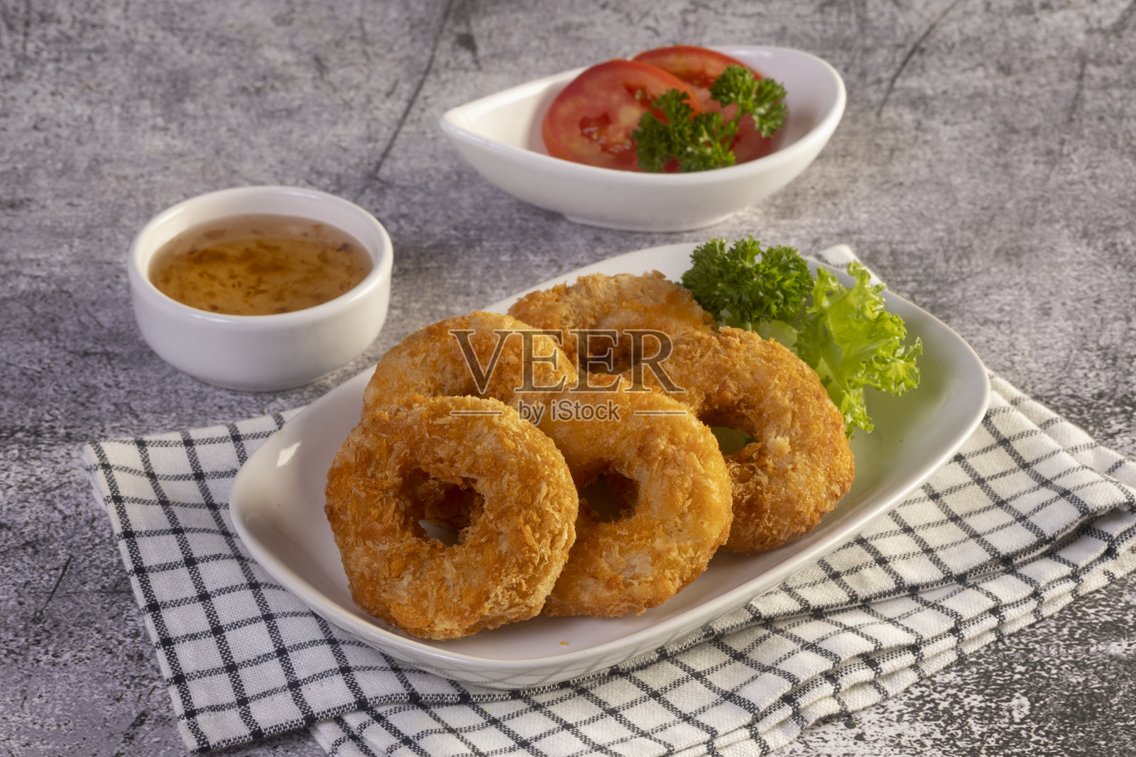 白盘炸虾饼,泰国菜照片摄影图片