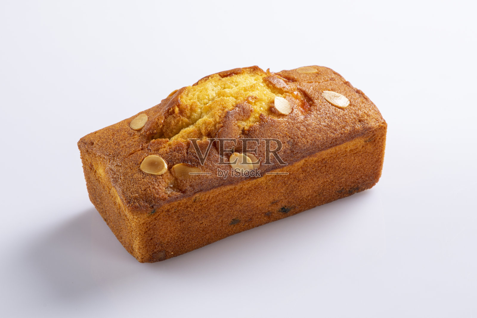 切片的湿黄油蛋糕孤立在白色的背景。菠萝海绵蛋糕片照片摄影图片