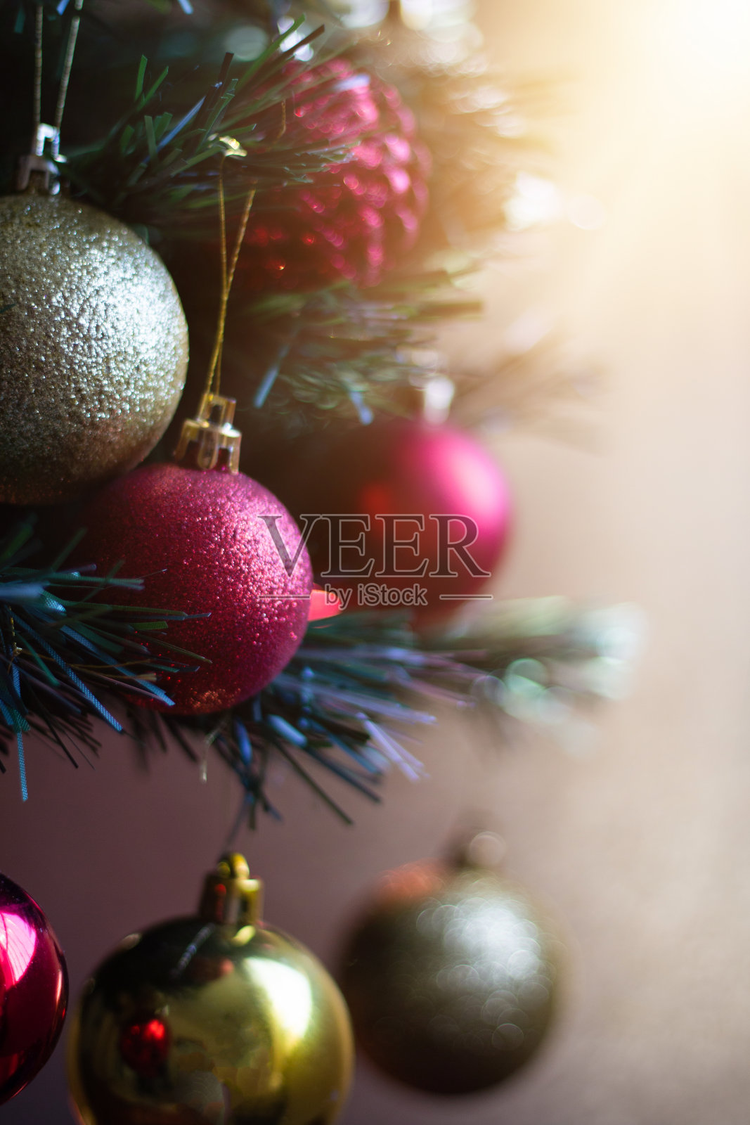 圣诞树。传统的圣诞装饰。模糊的背景照片摄影图片