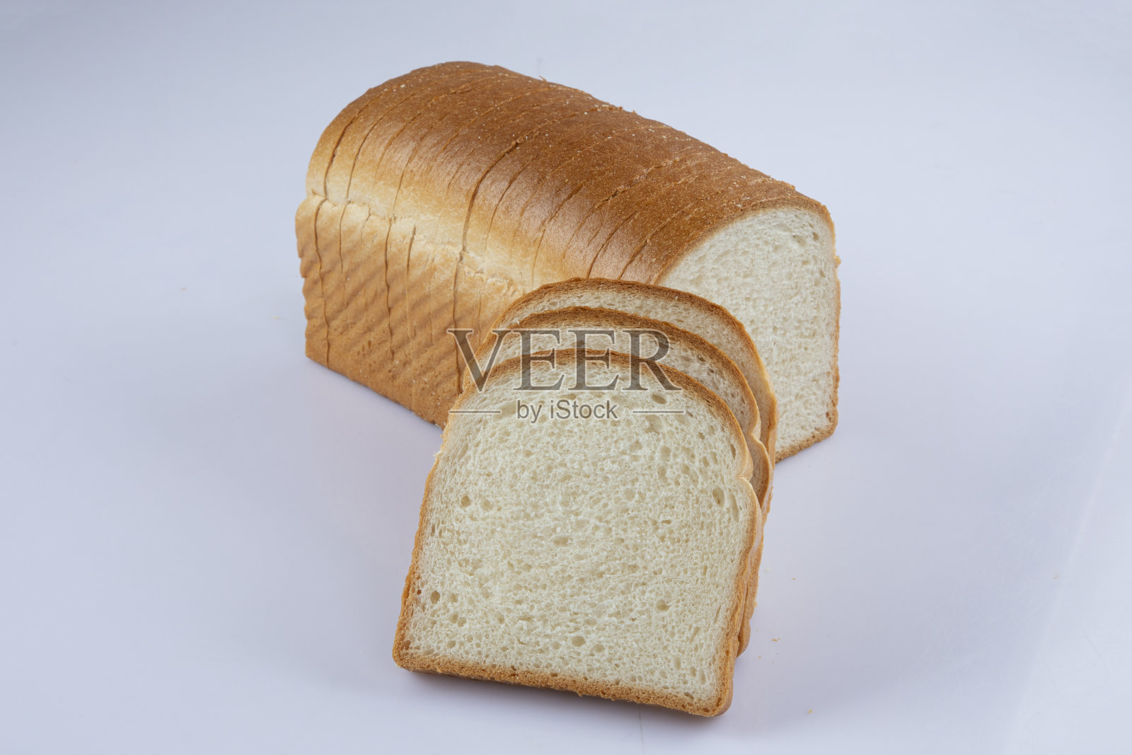 白色背景上的全麦面包片照片摄影图片