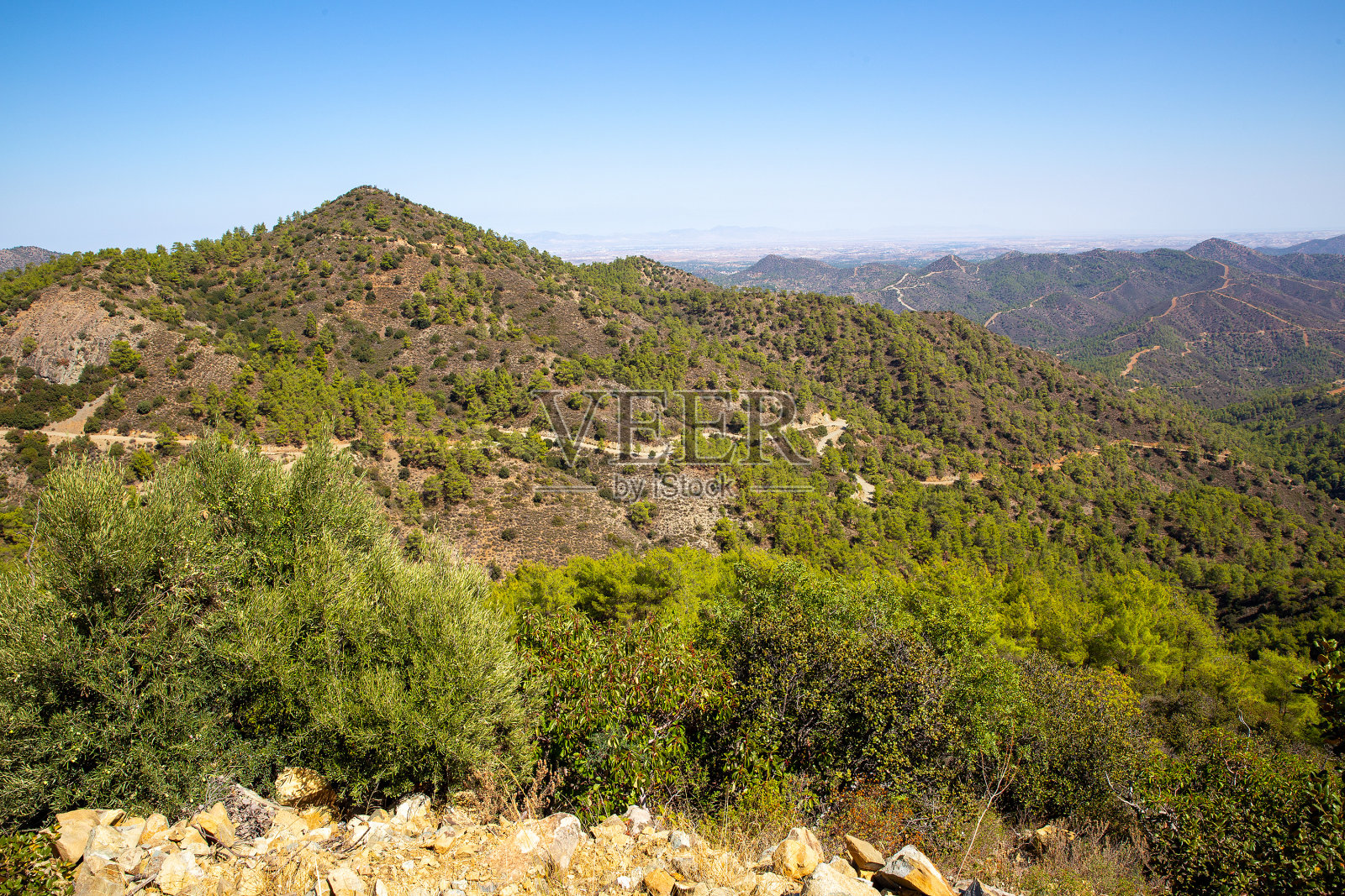 塞浦路斯特罗多斯山脉的风景。蜿蜒的道路穿过塞浦路斯的群山照片摄影图片