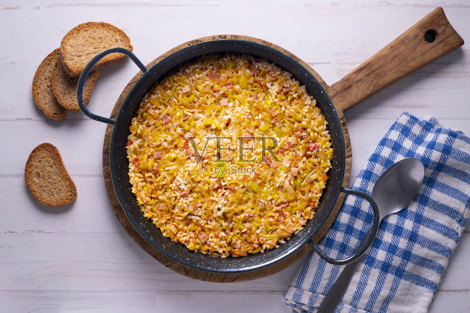 肉菜饭和韭菜。传统的西班牙海鲜饭食谱。照片摄影图片