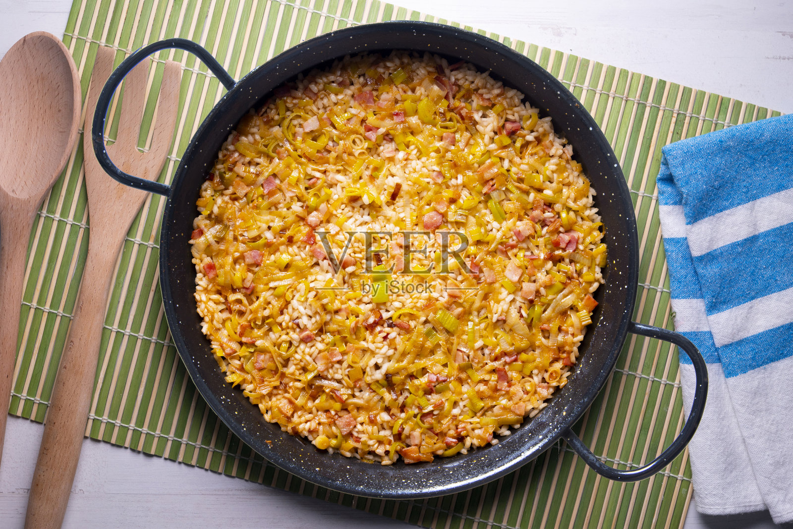 肉菜饭和韭菜。传统的西班牙海鲜饭食谱。照片摄影图片