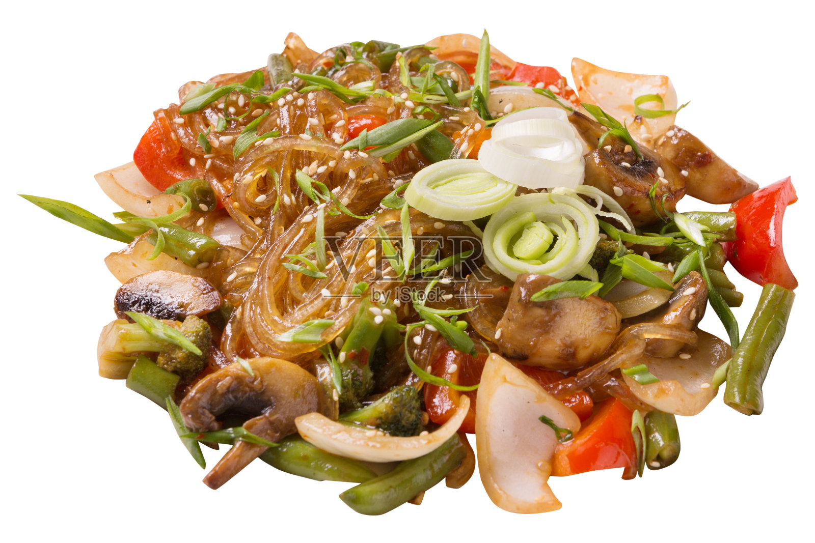 泰国米粉,蘑菇,西兰花,西红柿和青豆,白色的背景照片摄影图片