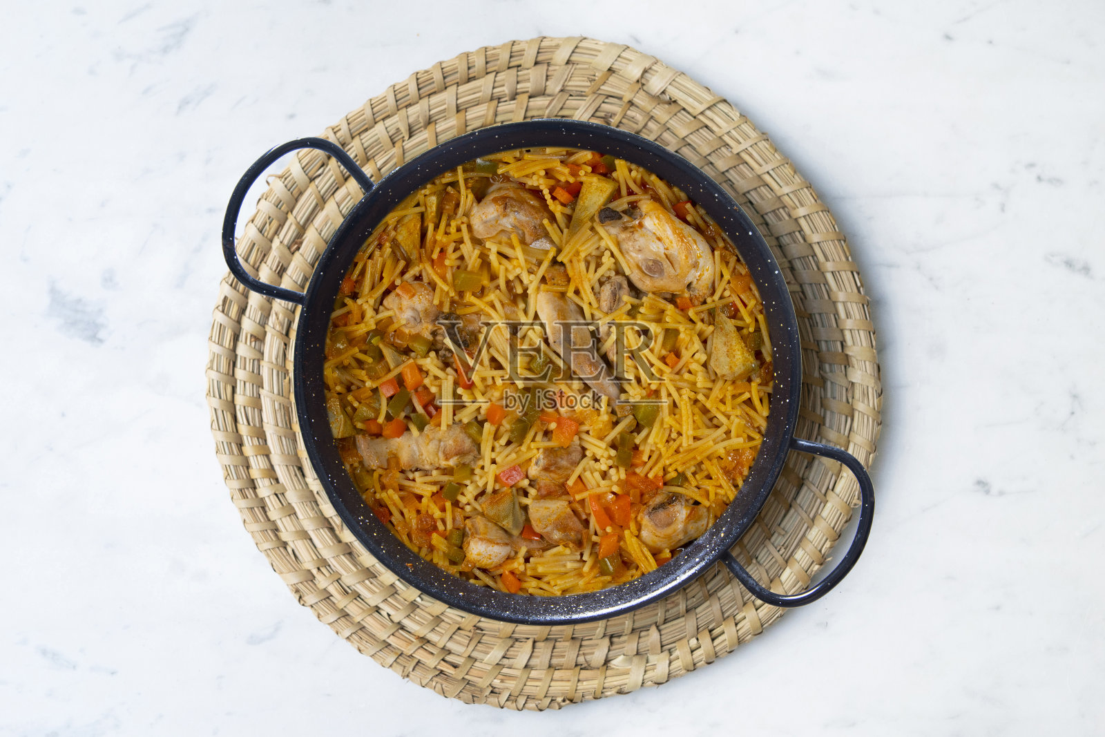 肉菜饭配面条、兔肉和蔬菜。典型的西班牙海岸小吃。照片摄影图片