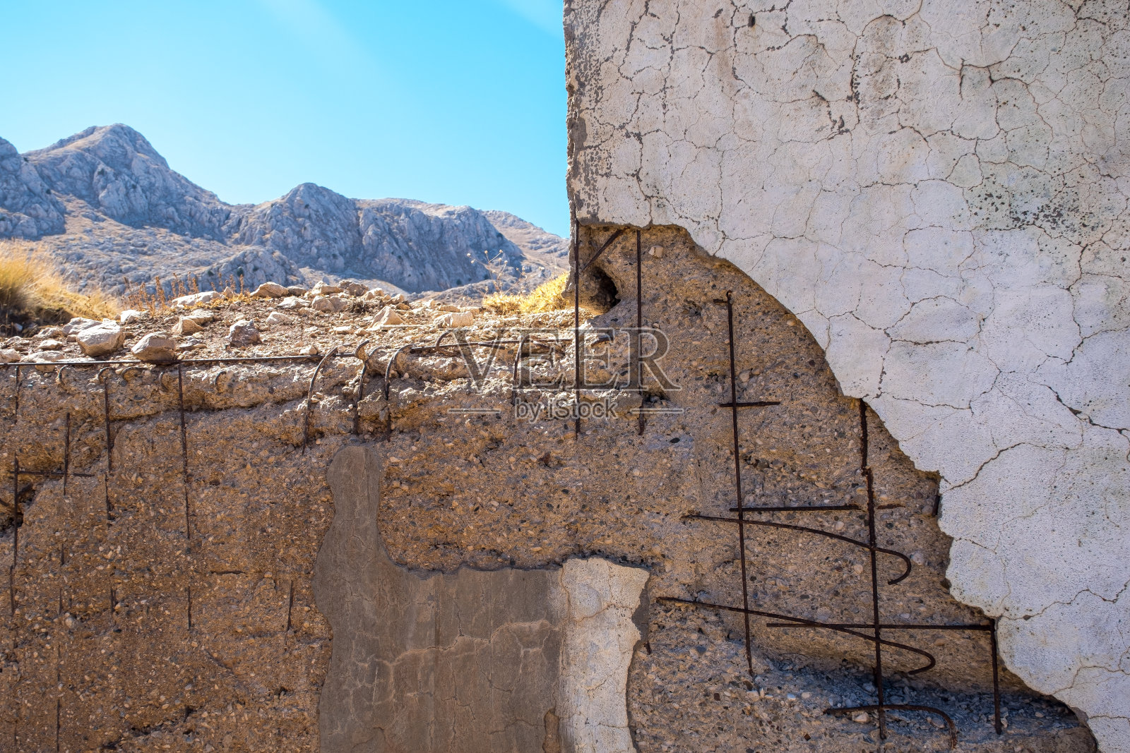 破碎的墙壁,铁器清晰可见照片摄影图片