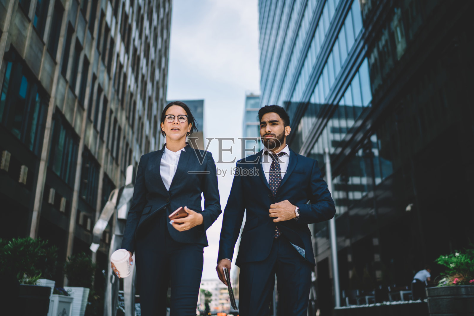 商务同事走在市中心的街道上照片摄影图片