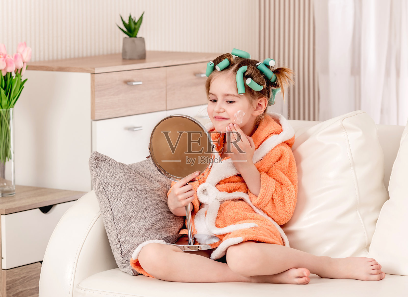 戴着卷发的女孩微笑着照片摄影图片