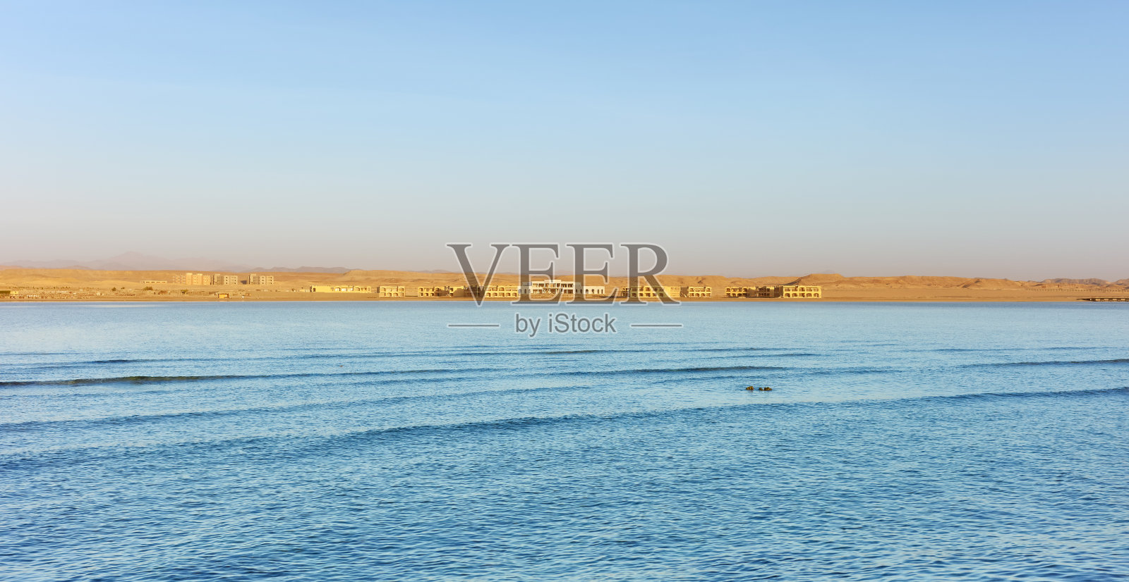 从水中望去的埃及马萨阿拉姆荒凉海岸照片摄影图片