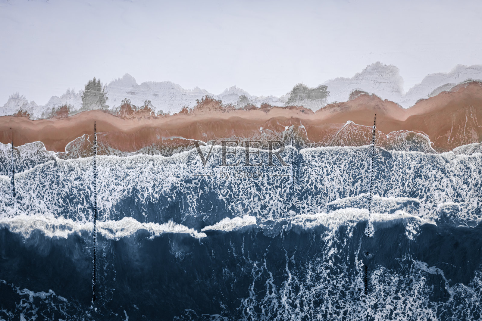 从上到下的冬季波罗的海和雪滩。照片摄影图片